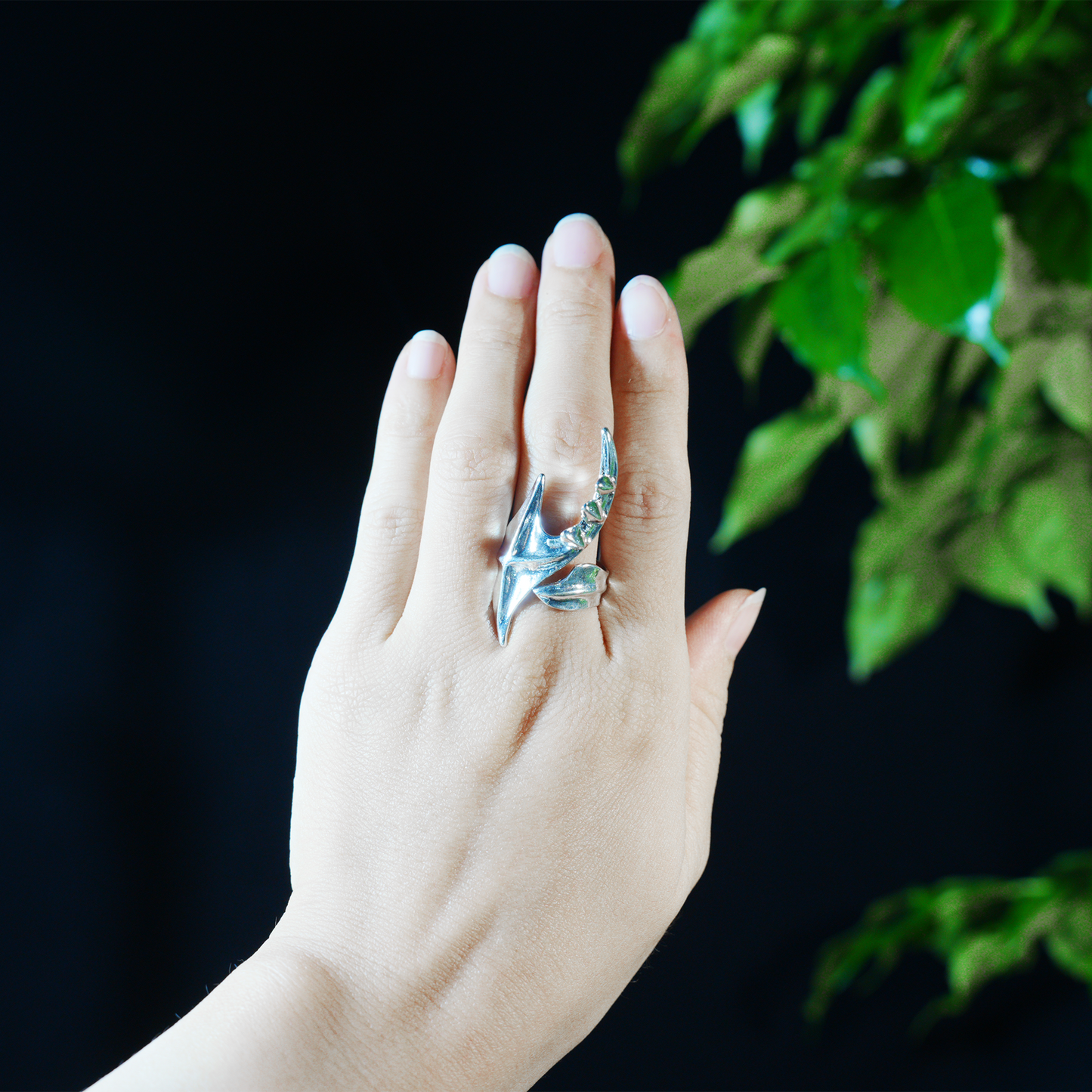 Von Blättern inspirierter Ring, minimalistisches Naturaccessoire, offenes Wickeldesign mit fließenden Kurven, symbolischer Wachstumsschmuck für den Alltag oder als Geschenk