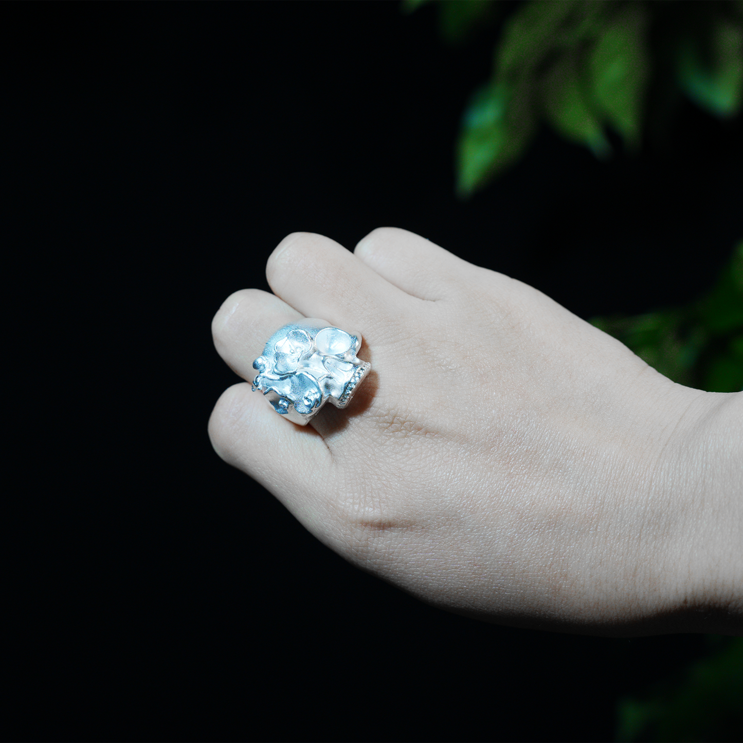 Floraler Totenkopf Ring, Gothic Geschnitzter Statement Ring, Dunkler Punk Schmuck mit 3D Floral Totenkopf Design