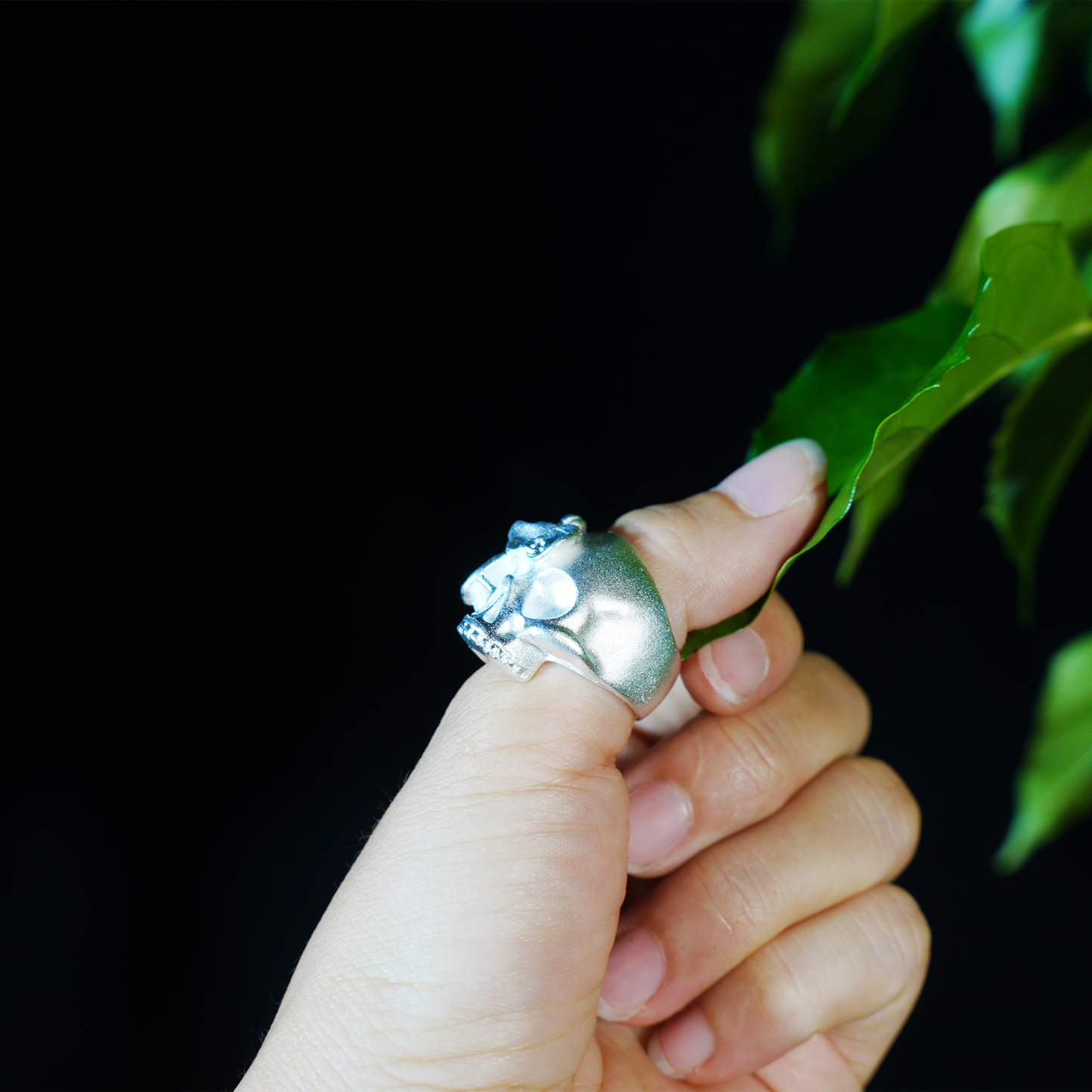 Floraler Totenkopf Ring, Gothic Geschnitzter Statement Ring, Dunkler Punk Schmuck mit 3D Floral Totenkopf Design