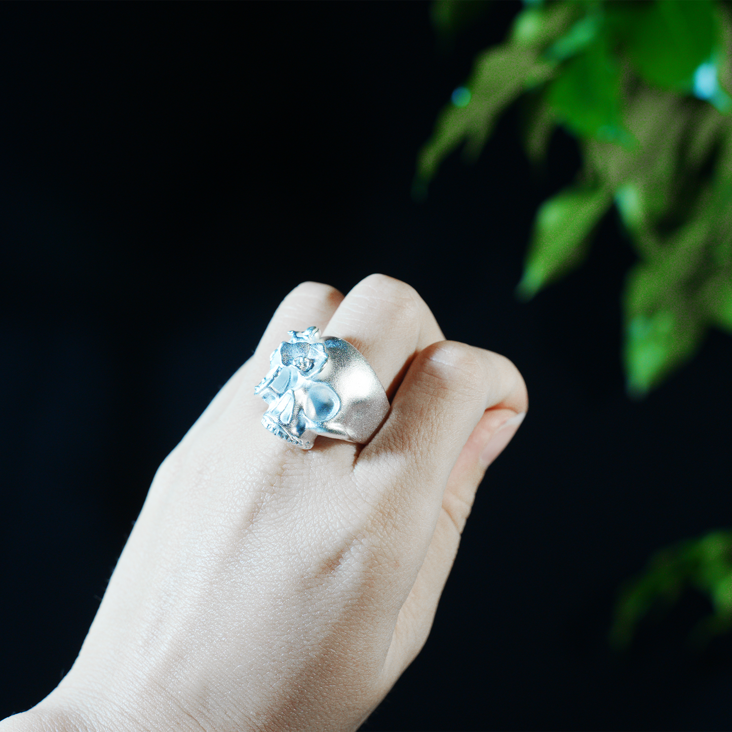 Floraler Totenkopf Ring, Gothic Geschnitzter Statement Ring, Dunkler Punk Schmuck mit 3D Floral Totenkopf Design