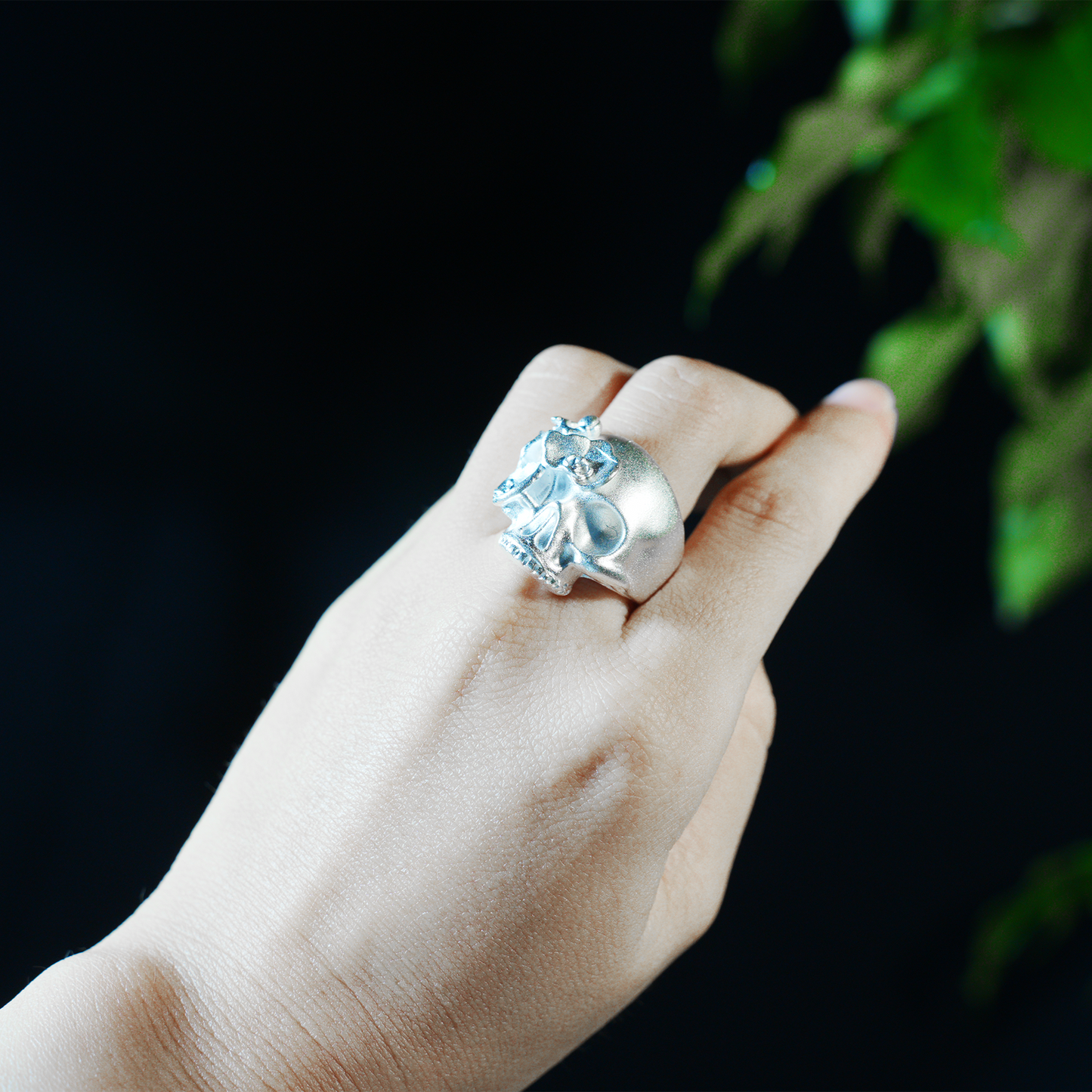 Floraler Totenkopf Ring, Gothic Geschnitzter Statement Ring, Dunkler Punk Schmuck mit 3D Floral Totenkopf Design