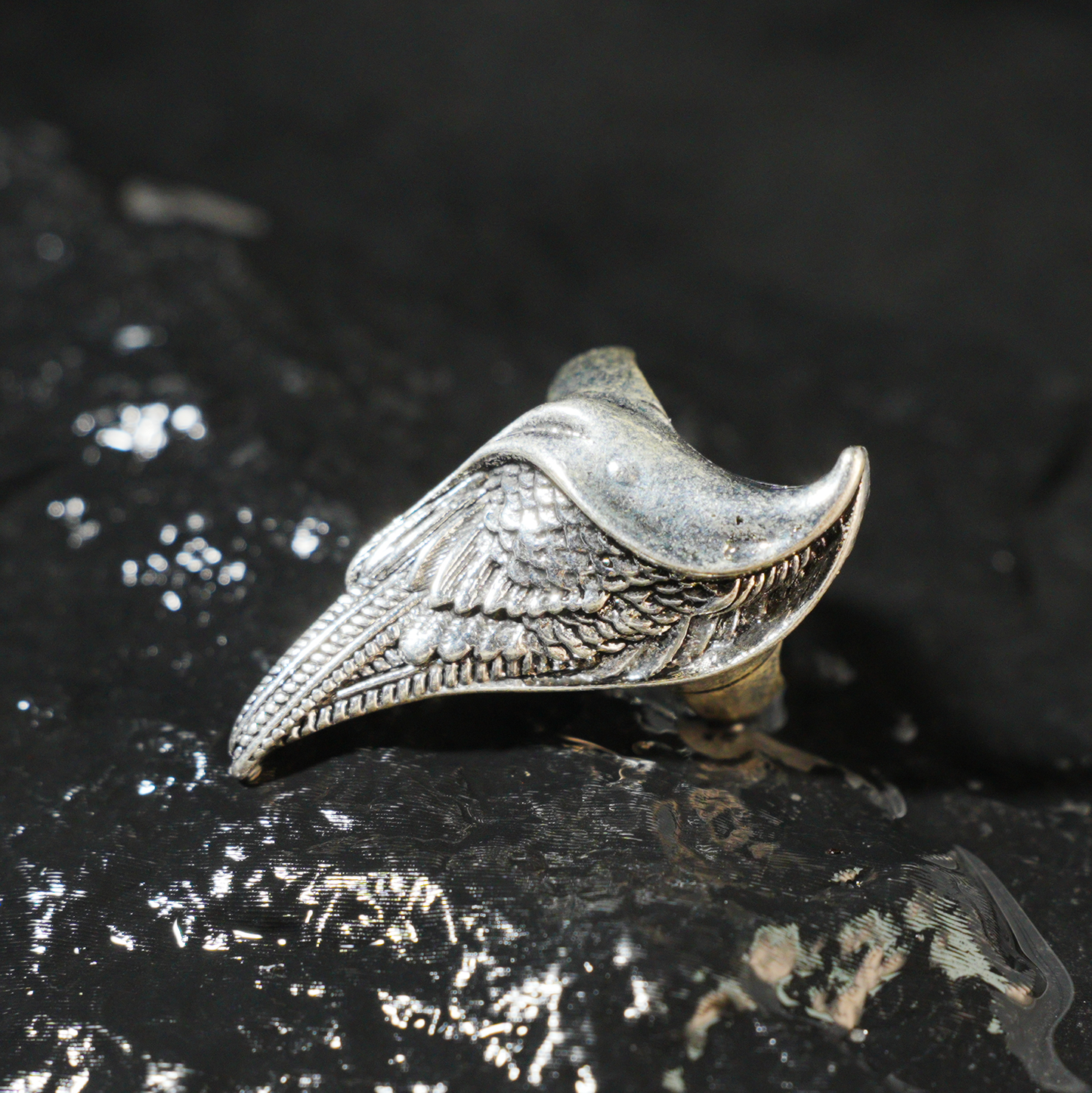 Wing shaped gothic ring with dynamic curves, feathered statement band, mystical guardian style, ideal for bold outfits & symbolic styling