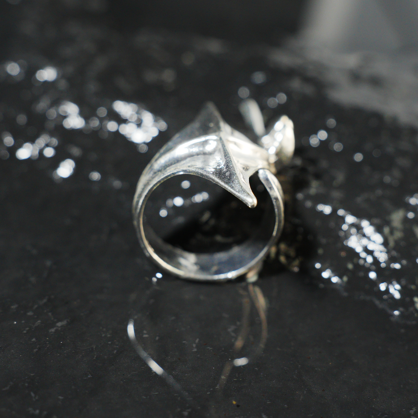 Von Blättern inspirierter Ring, minimalistisches Naturaccessoire, offenes Wickeldesign mit fließenden Kurven, symbolischer Wachstumsschmuck für den Alltag oder als Geschenk