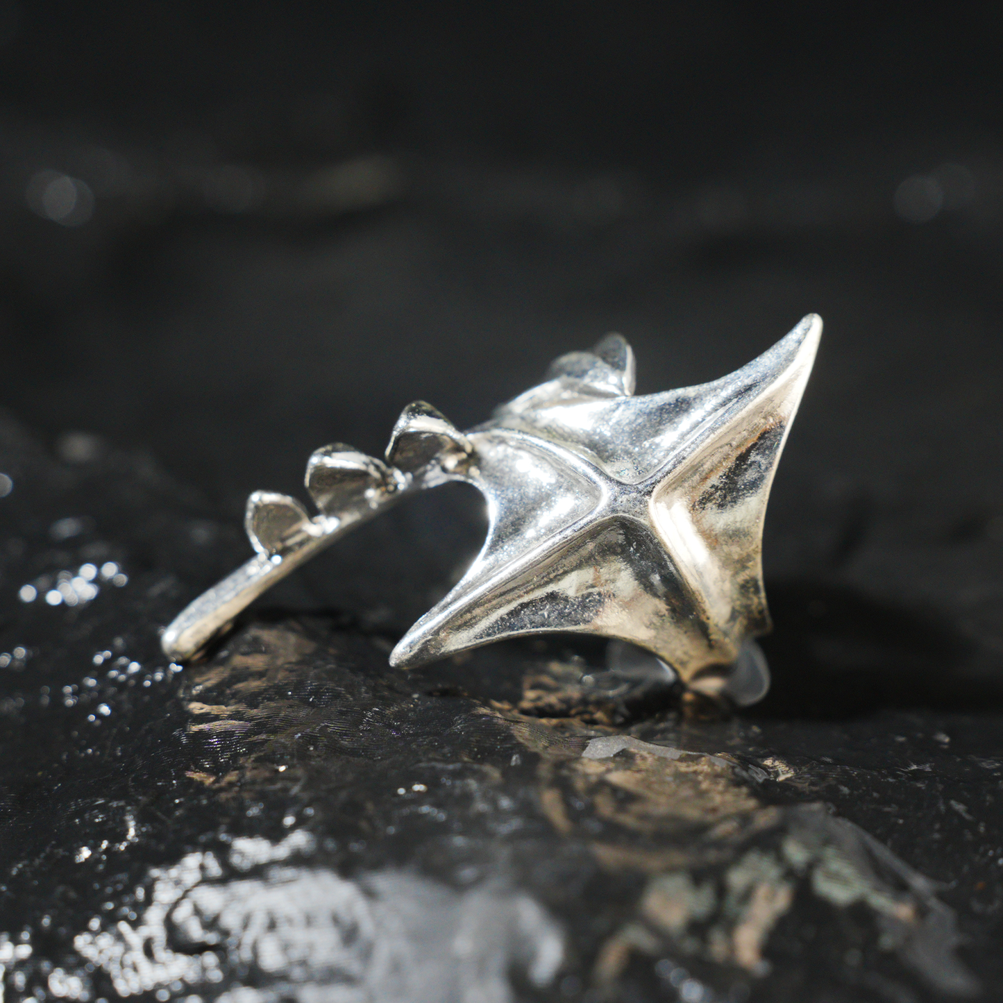 Von Blättern inspirierter Ring, minimalistisches Naturaccessoire, offenes Wickeldesign mit fließenden Kurven, symbolischer Wachstumsschmuck für den Alltag oder als Geschenk