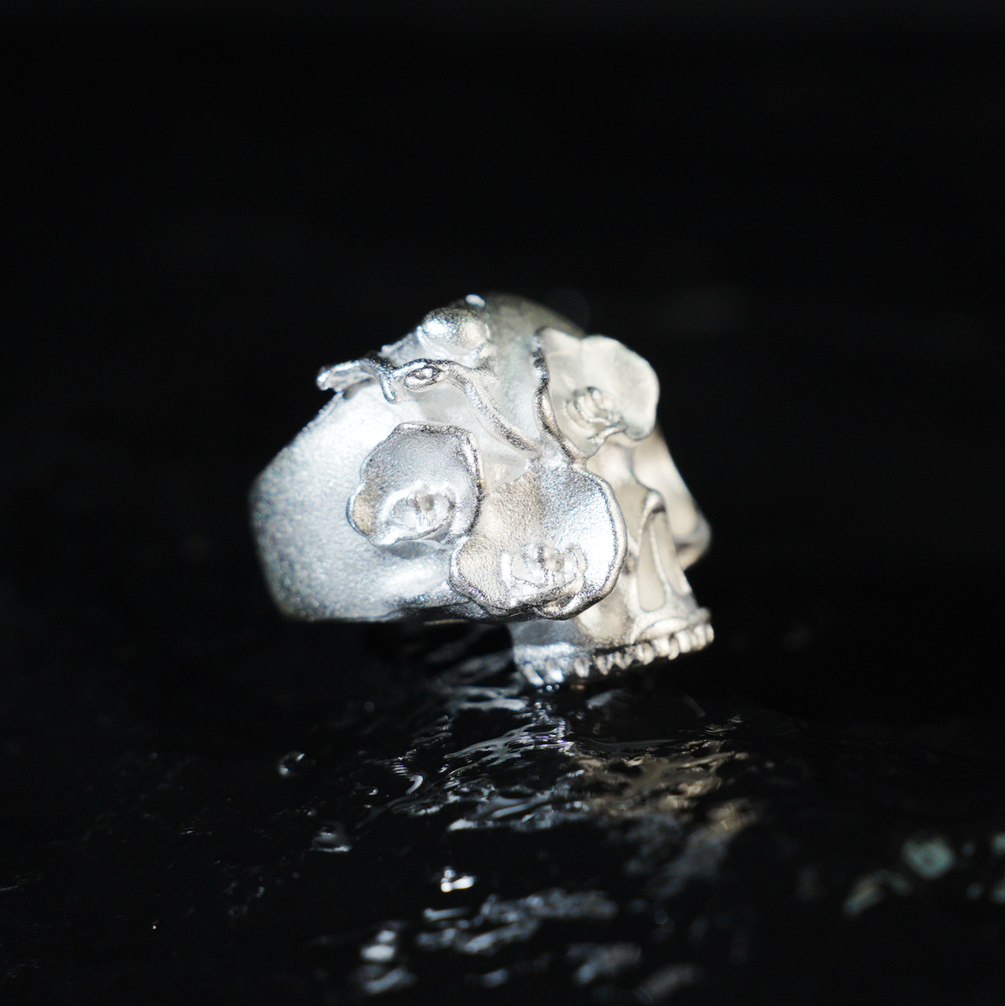 Floraler Totenkopf Ring, Gothic Geschnitzter Statement Ring, Dunkler Punk Schmuck mit 3D Floral Totenkopf Design
