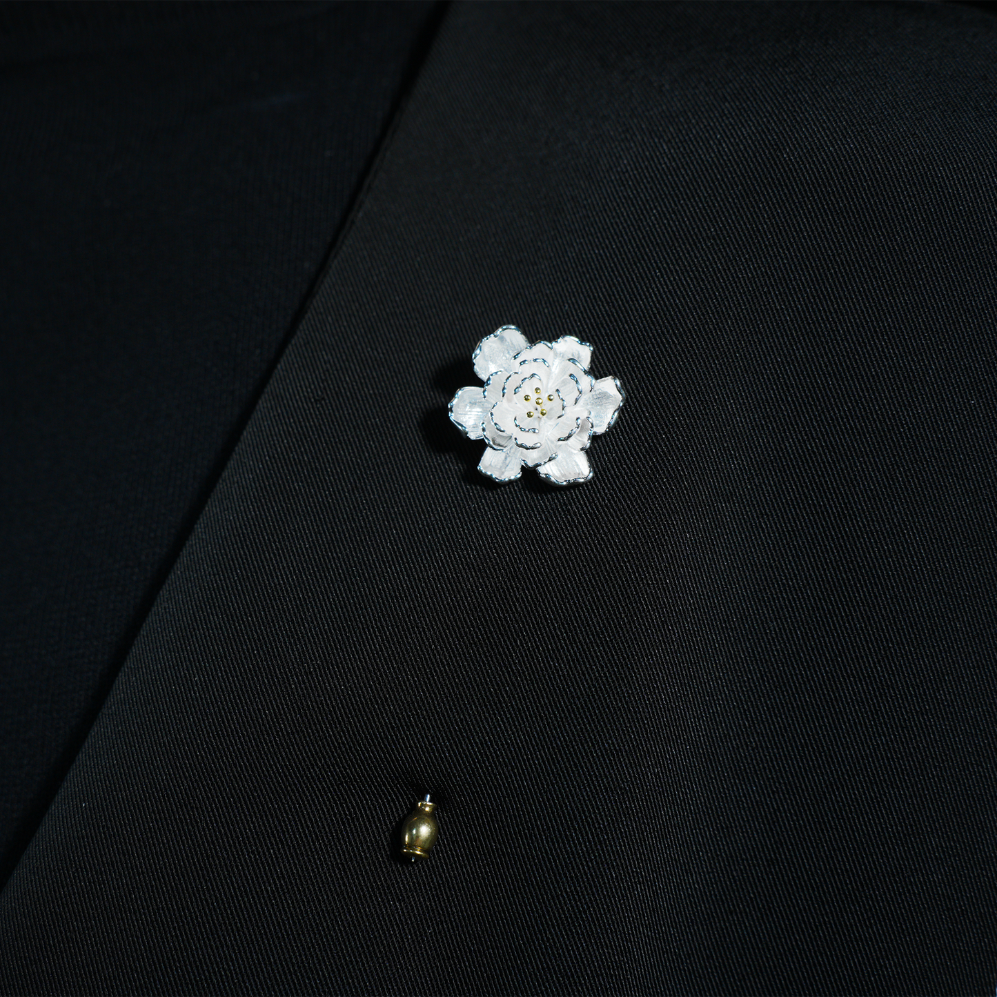 Elegant Begonia Flower Brooch Pin – Romantic Floral Brooch for Women , Perfect for Weddings, Anniversaries, and Everyday Elegance