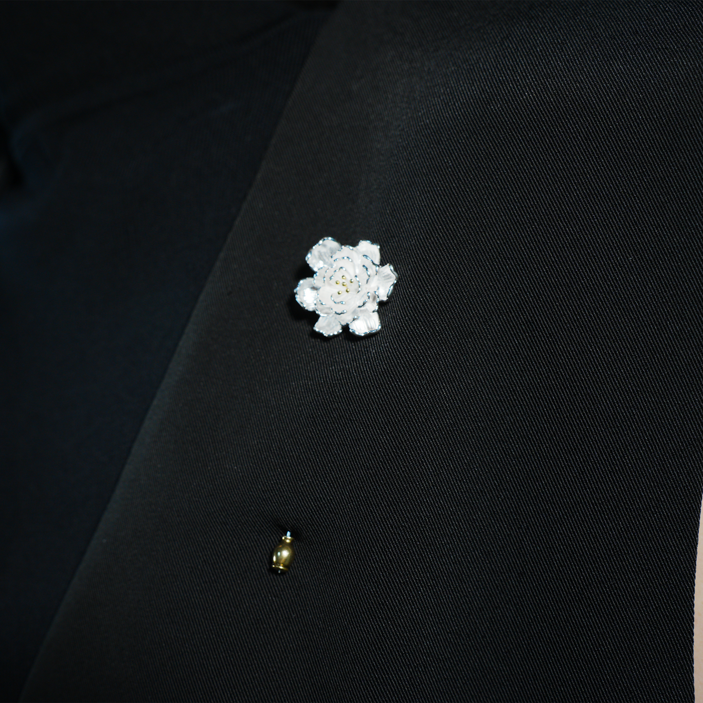 Elegant Begonia Flower Brooch Pin – Romantic Floral Brooch for Women , Perfect for Weddings, Anniversaries, and Everyday Elegance