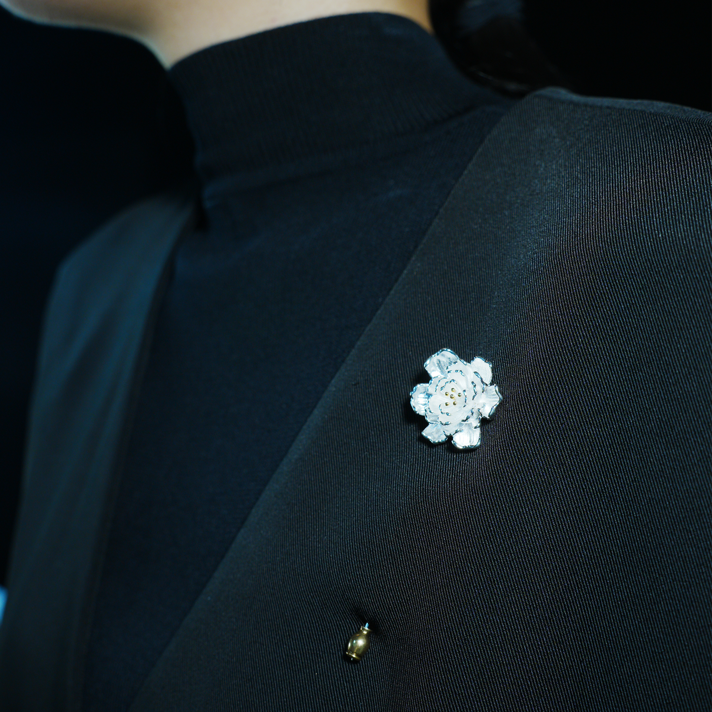 Elegant Begonia Flower Brooch Pin – Romantic Floral Brooch for Women , Perfect for Weddings, Anniversaries, and Everyday Elegance