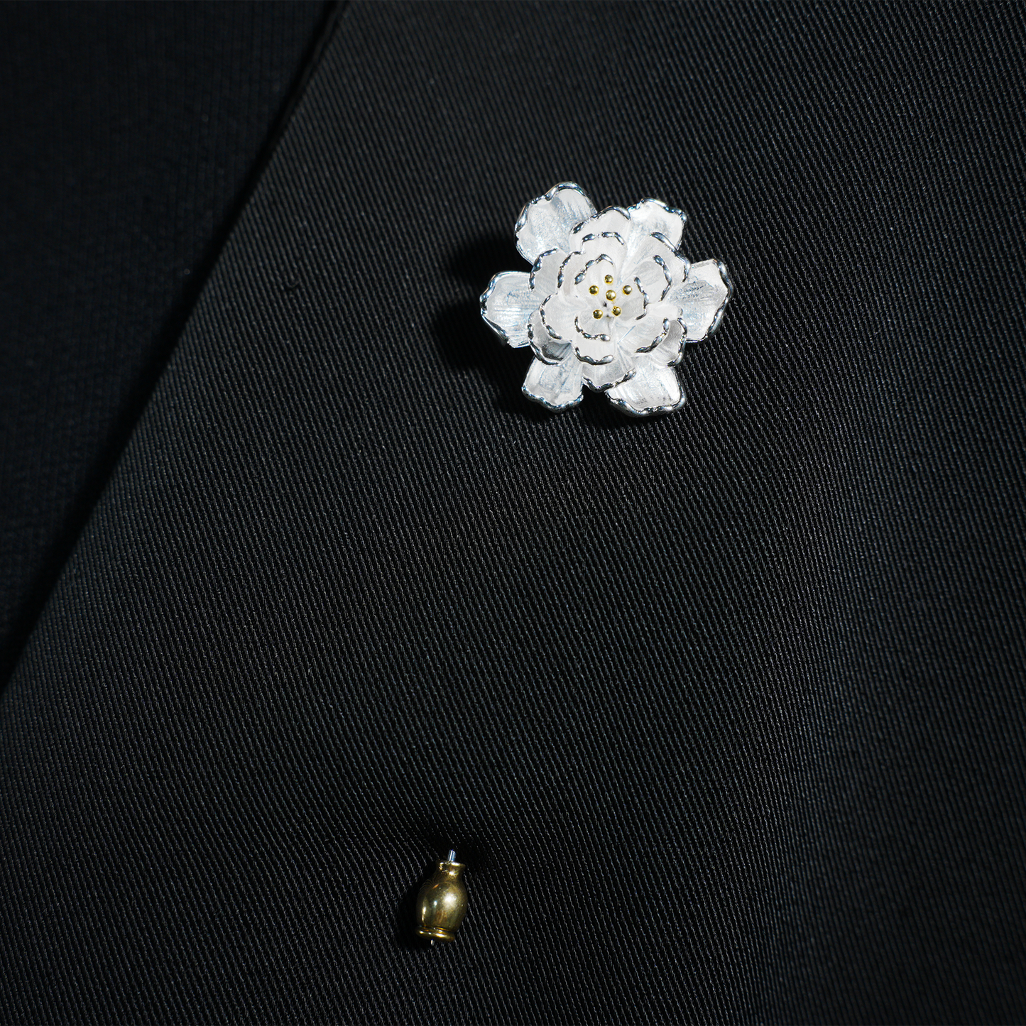 Elegant Begonia Flower Brooch Pin – Romantic Floral Brooch for Women , Perfect for Weddings, Anniversaries, and Everyday Elegance