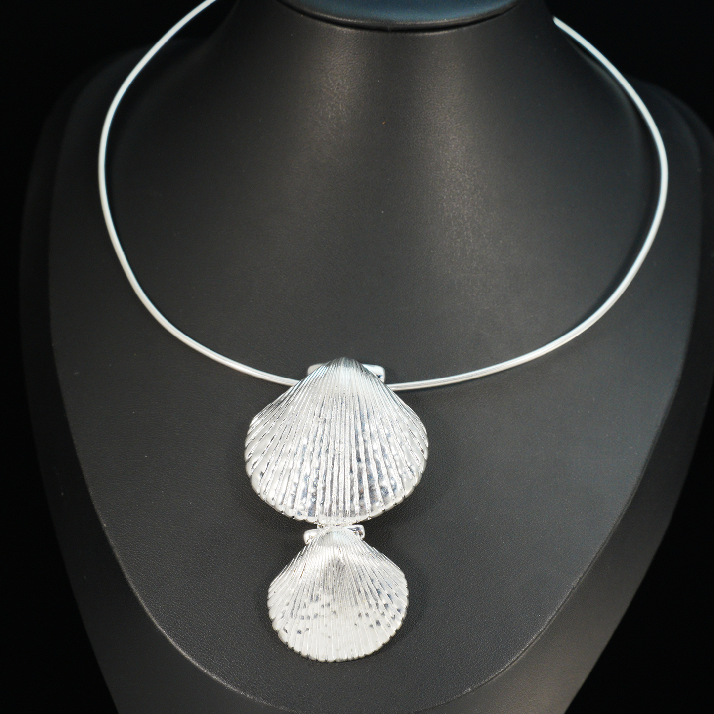 Minimalist Ocean-Inspired Double Shell Necklace · Metal Wire Collar Design · Symbolic Statement Jewelry