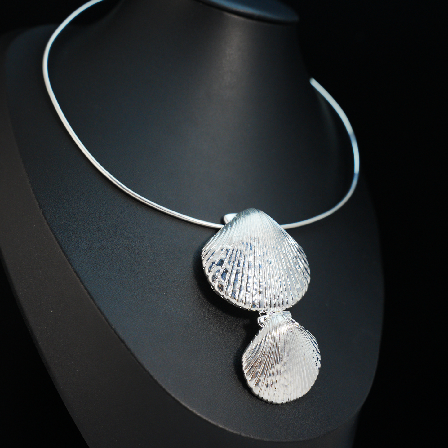 Minimalist Ocean-Inspired Double Shell Necklace · Metal Wire Collar Design · Symbolic Statement Jewelry