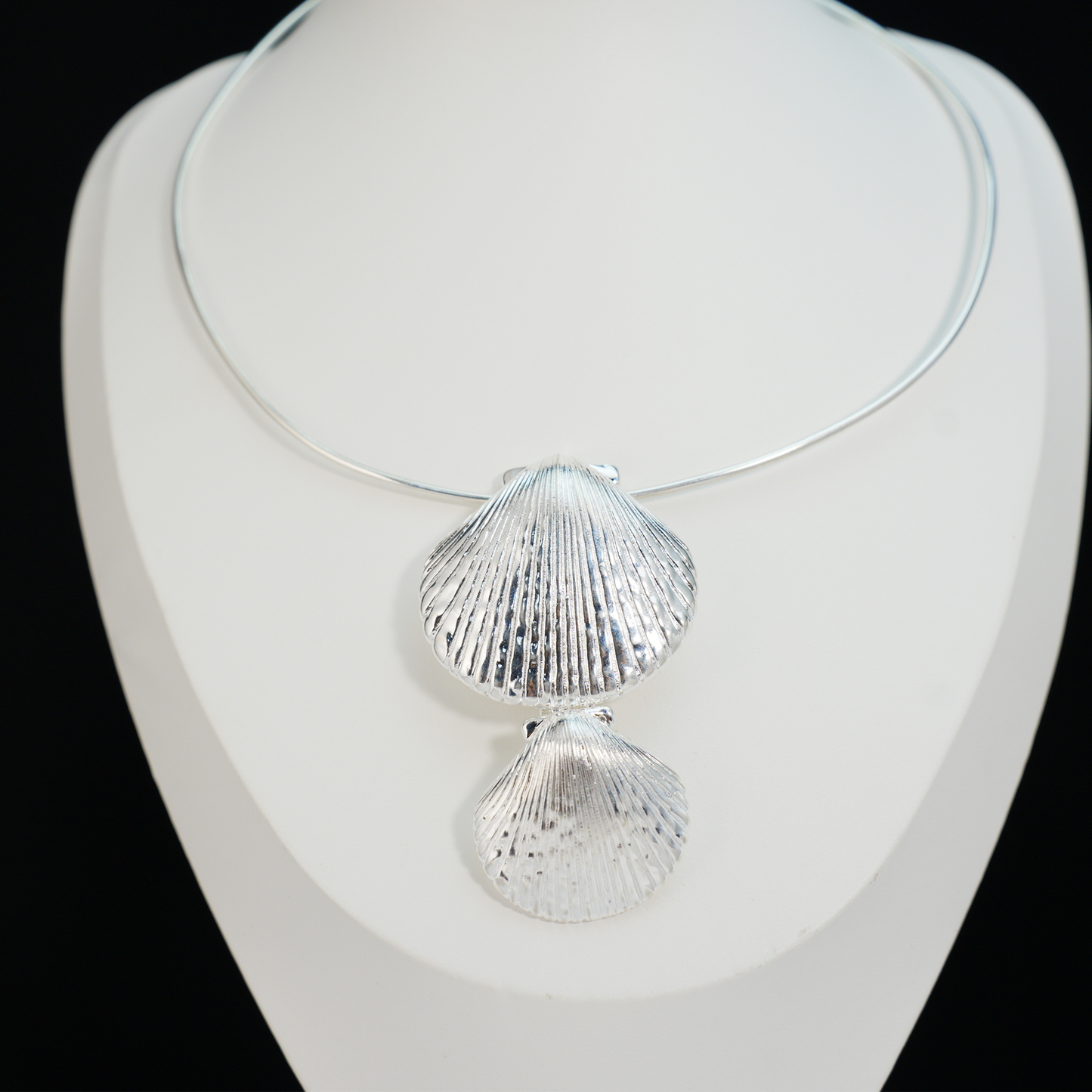 Minimalist Ocean-Inspired Double Shell Necklace · Metal Wire Collar Design · Symbolic Statement Jewelry