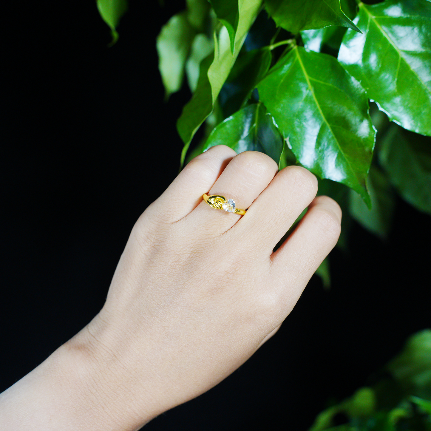 Goldener Hand hält Herzring | Minimalistischer Liebesgesten-Paarring | Romantisches Geschenk für Sie