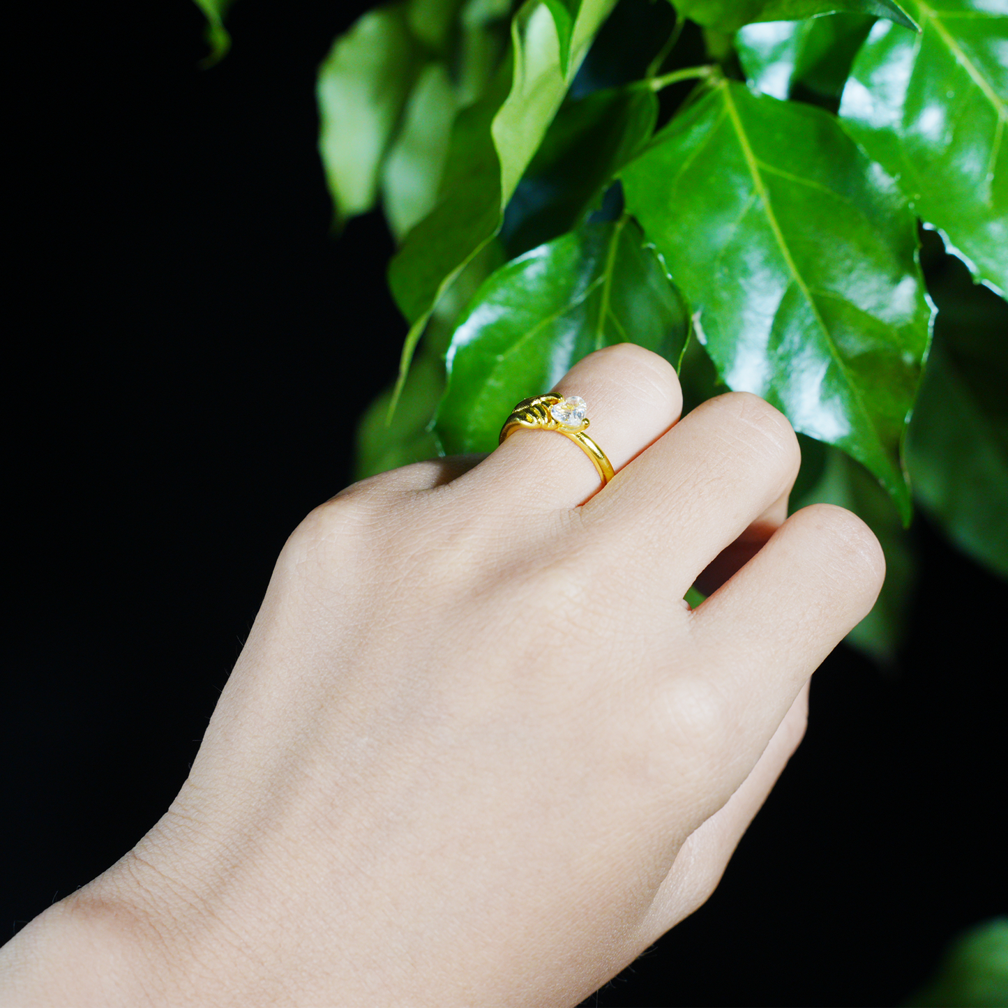 Goldener Hand hält Herzring | Minimalistischer Liebesgesten-Paarring | Romantisches Geschenk für Sie
