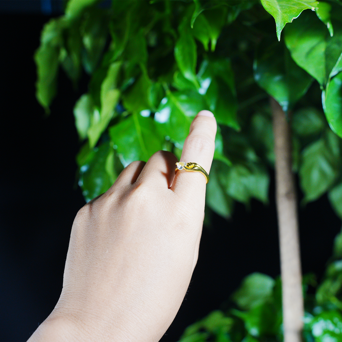 Goldener Hand hält Herzring | Minimalistischer Liebesgesten-Paarring | Romantisches Geschenk für Sie
