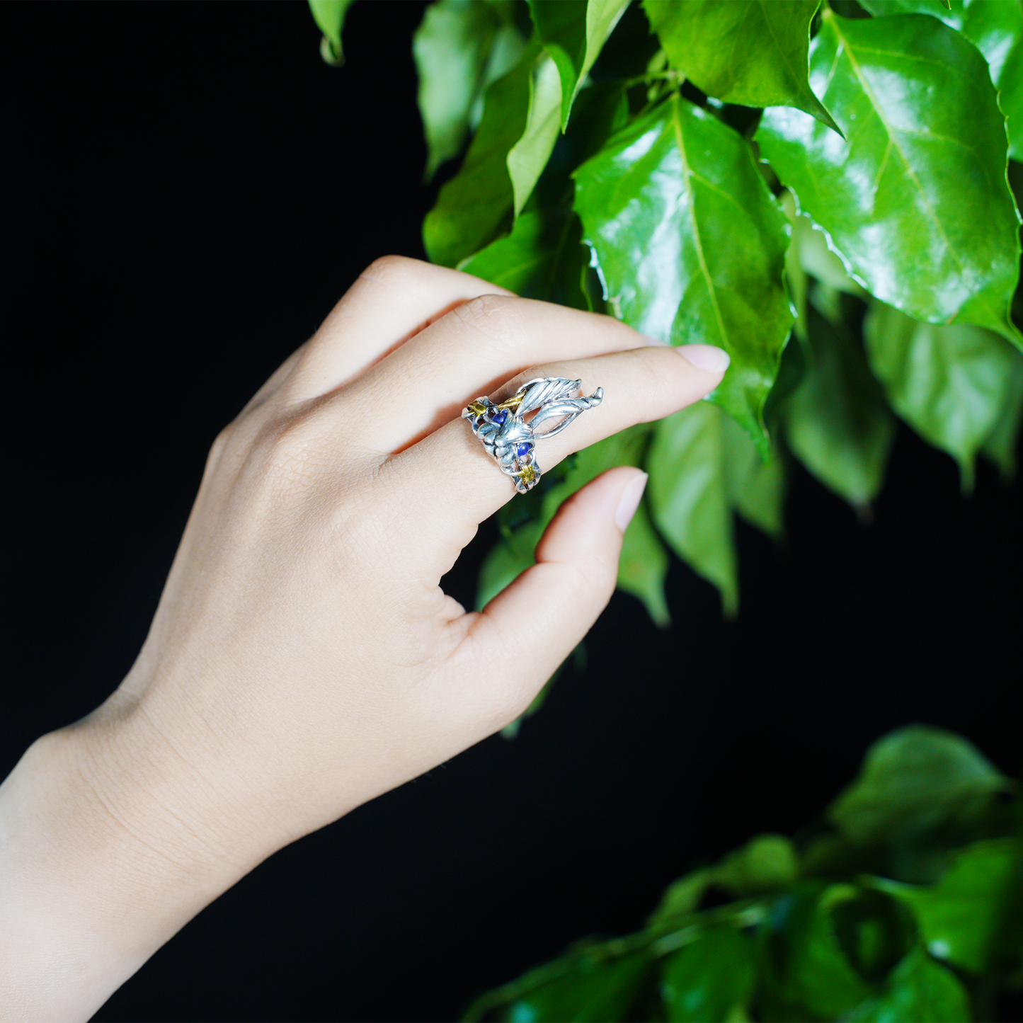 Fantasy Gothic Hasenring – Tiertotem-Design, blauäugiger Hasenschmuck, wunderliches Geschenk im Waldstil