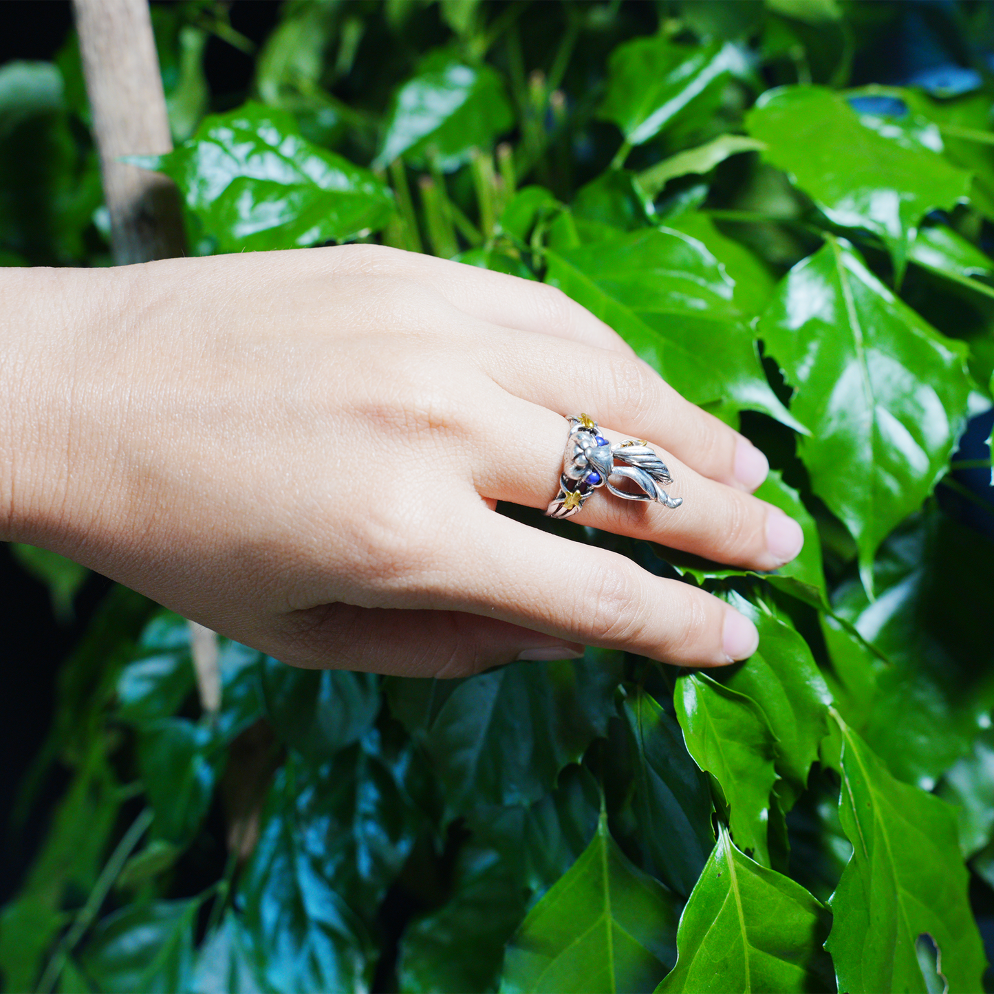 Fantasy Gothic Hasenring – Tiertotem-Design, blauäugiger Hasenschmuck, wunderliches Geschenk im Waldstil