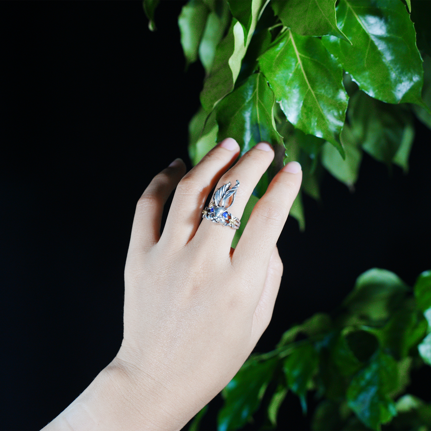 Fantasy Gothic Hasenring – Tiertotem-Design, blauäugiger Hasenschmuck, wunderliches Geschenk im Waldstil