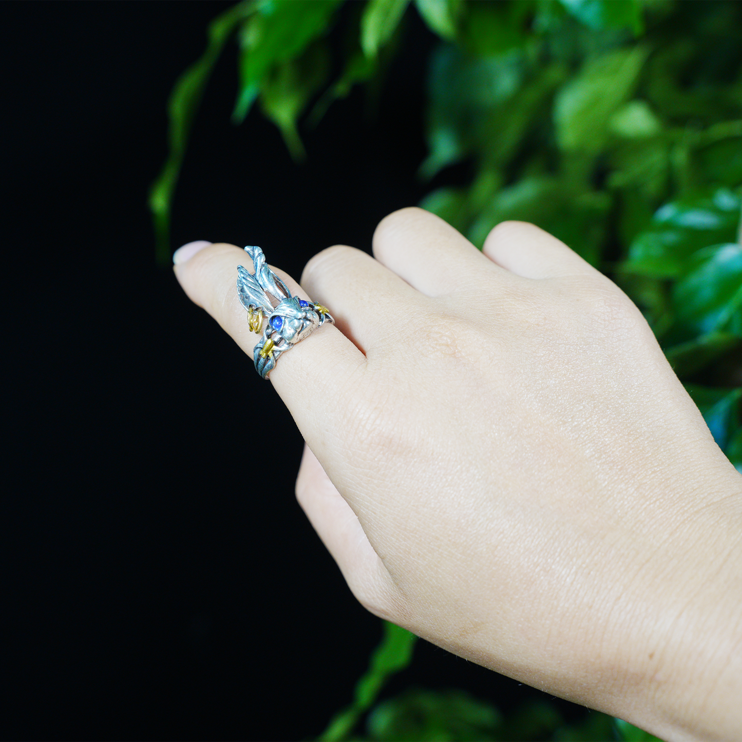 Fantasy Gothic Hasenring – Tiertotem-Design, blauäugiger Hasenschmuck, wunderliches Geschenk im Waldstil