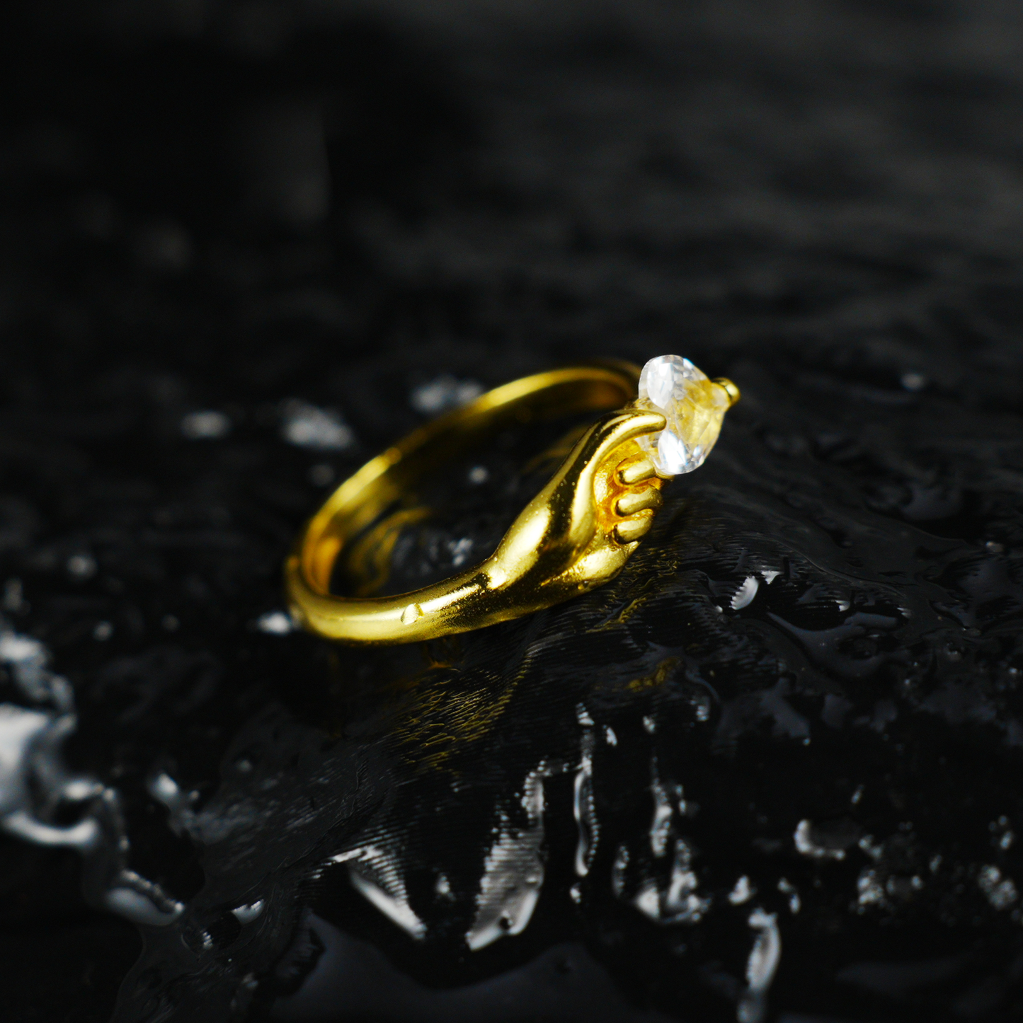 Goldener Hand hält Herzring | Minimalistischer Liebesgesten-Paarring | Romantisches Geschenk für Sie