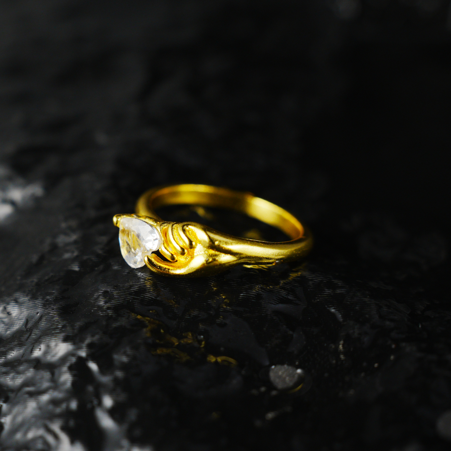 Goldener Hand hält Herzring | Minimalistischer Liebesgesten-Paarring | Romantisches Geschenk für Sie