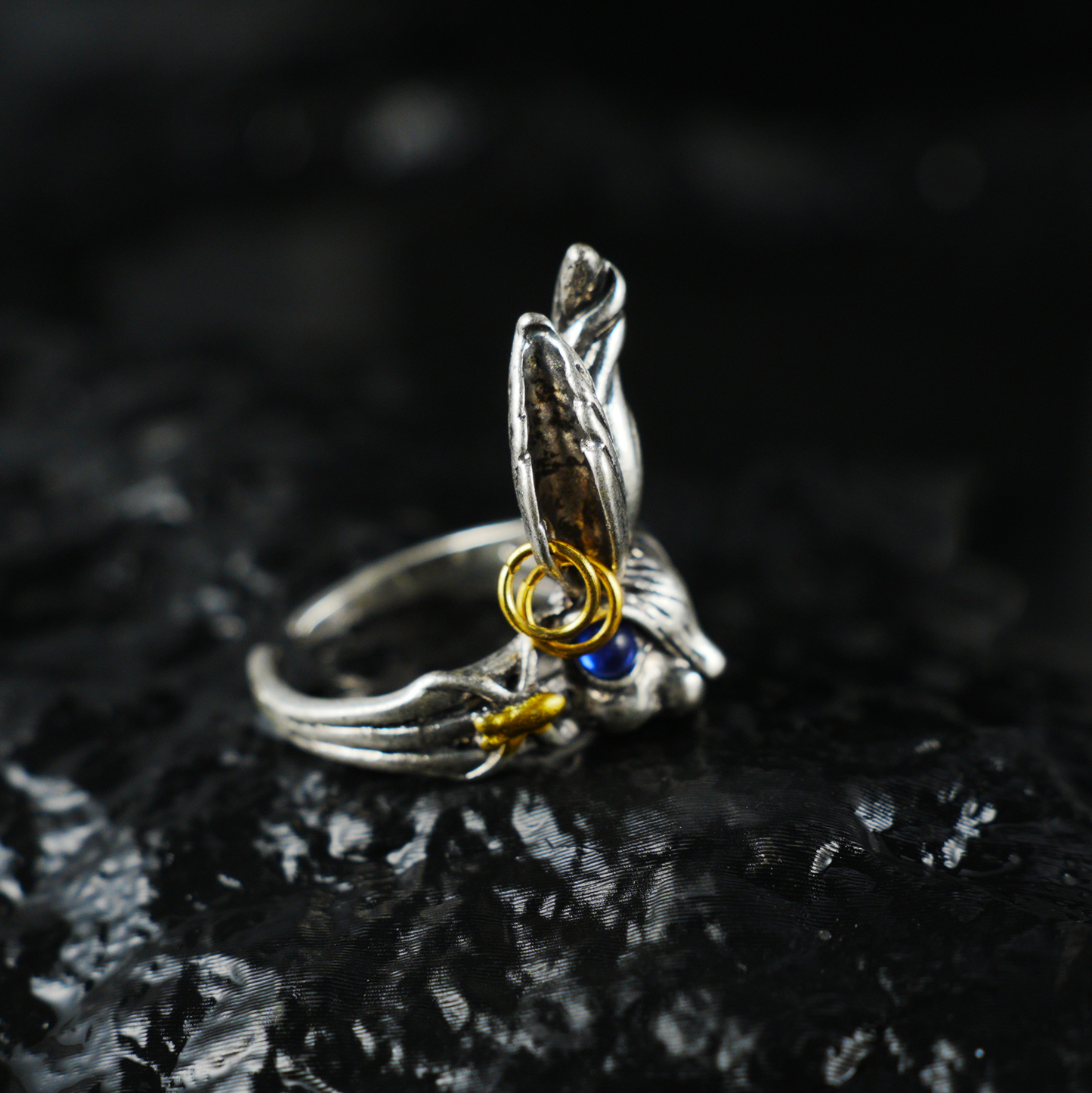 Fantasy Gothic Hasenring – Tiertotem-Design, blauäugiger Hasenschmuck, wunderliches Geschenk im Waldstil