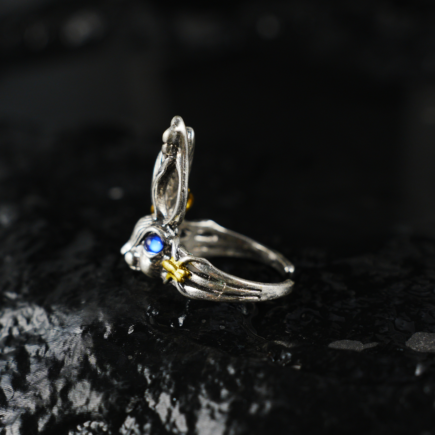 Fantasy Gothic Hasenring – Tiertotem-Design, blauäugiger Hasenschmuck, wunderliches Geschenk im Waldstil
