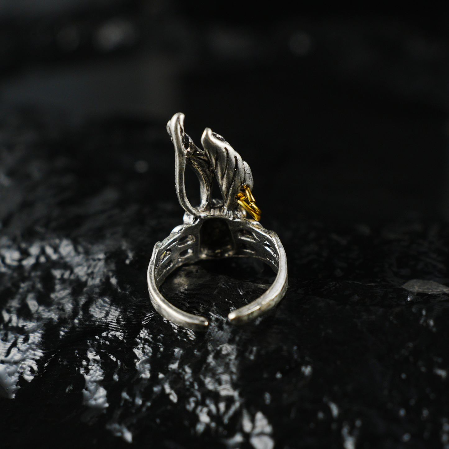 Fantasy Gothic Hasenring – Tiertotem-Design, blauäugiger Hasenschmuck, wunderliches Geschenk im Waldstil