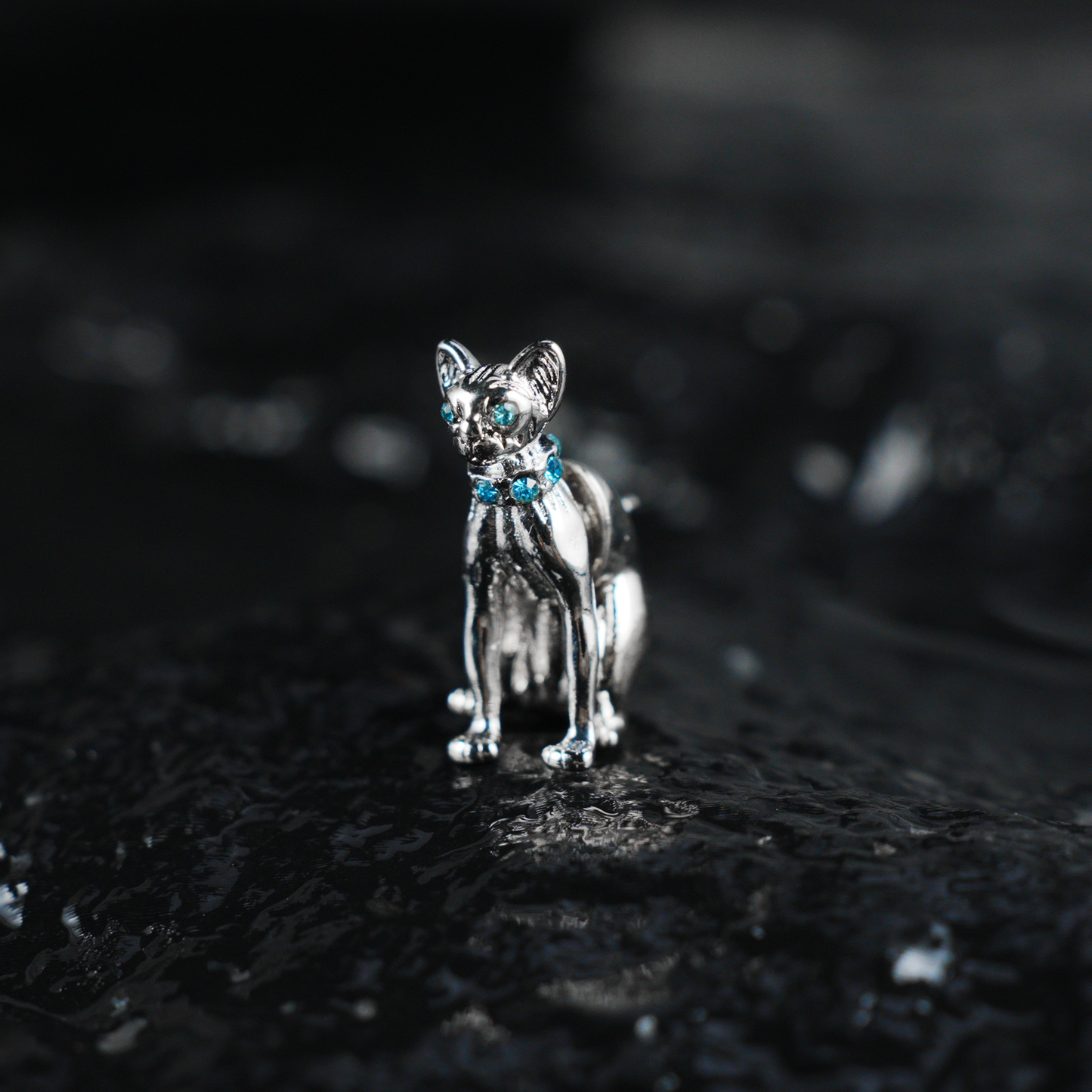 Mystischer Katzen-Ohrstecker | Blaue Kristallaugen & Halsband | Gotischer Katzenschmuck | Unisex-Statement-Tierohrring | Katzen-Totem-Accessoire