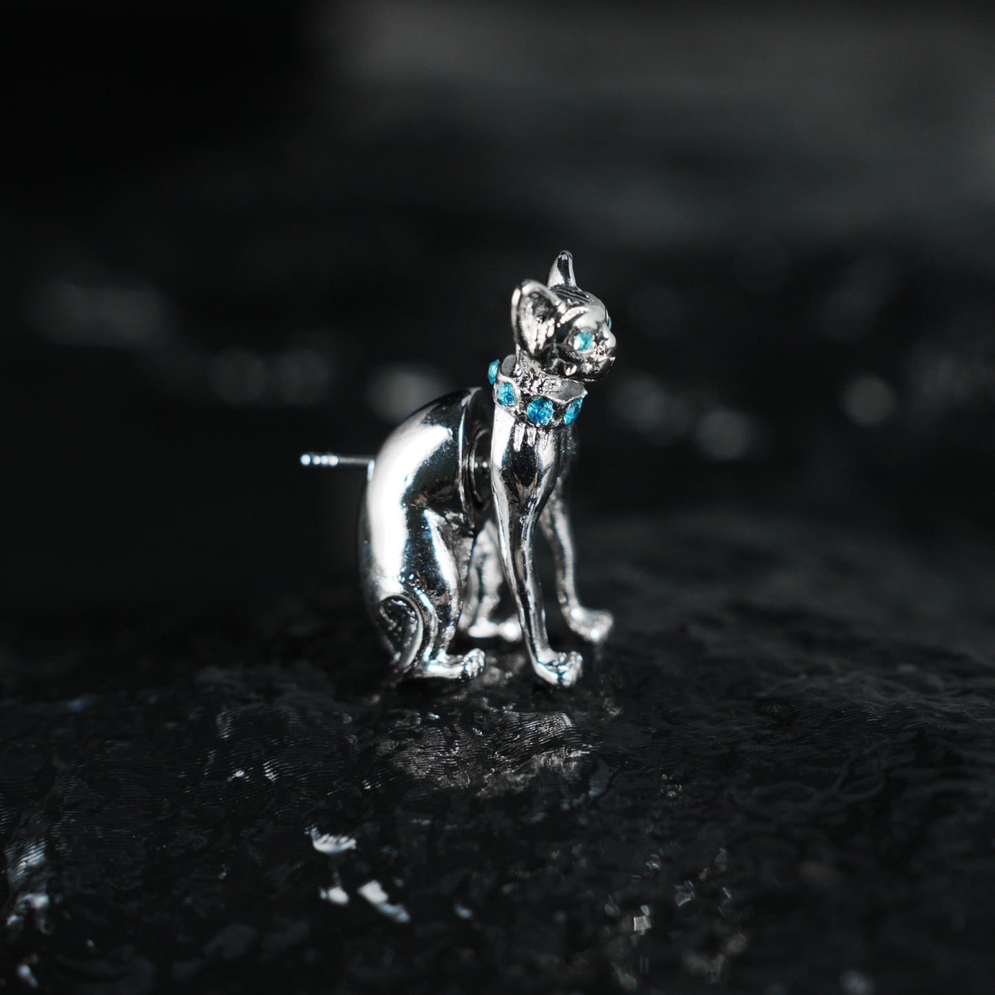 Mystischer Katzen-Ohrstecker | Blaue Kristallaugen & Halsband | Gotischer Katzenschmuck | Unisex-Statement-Tierohrring | Katzen-Totem-Accessoire