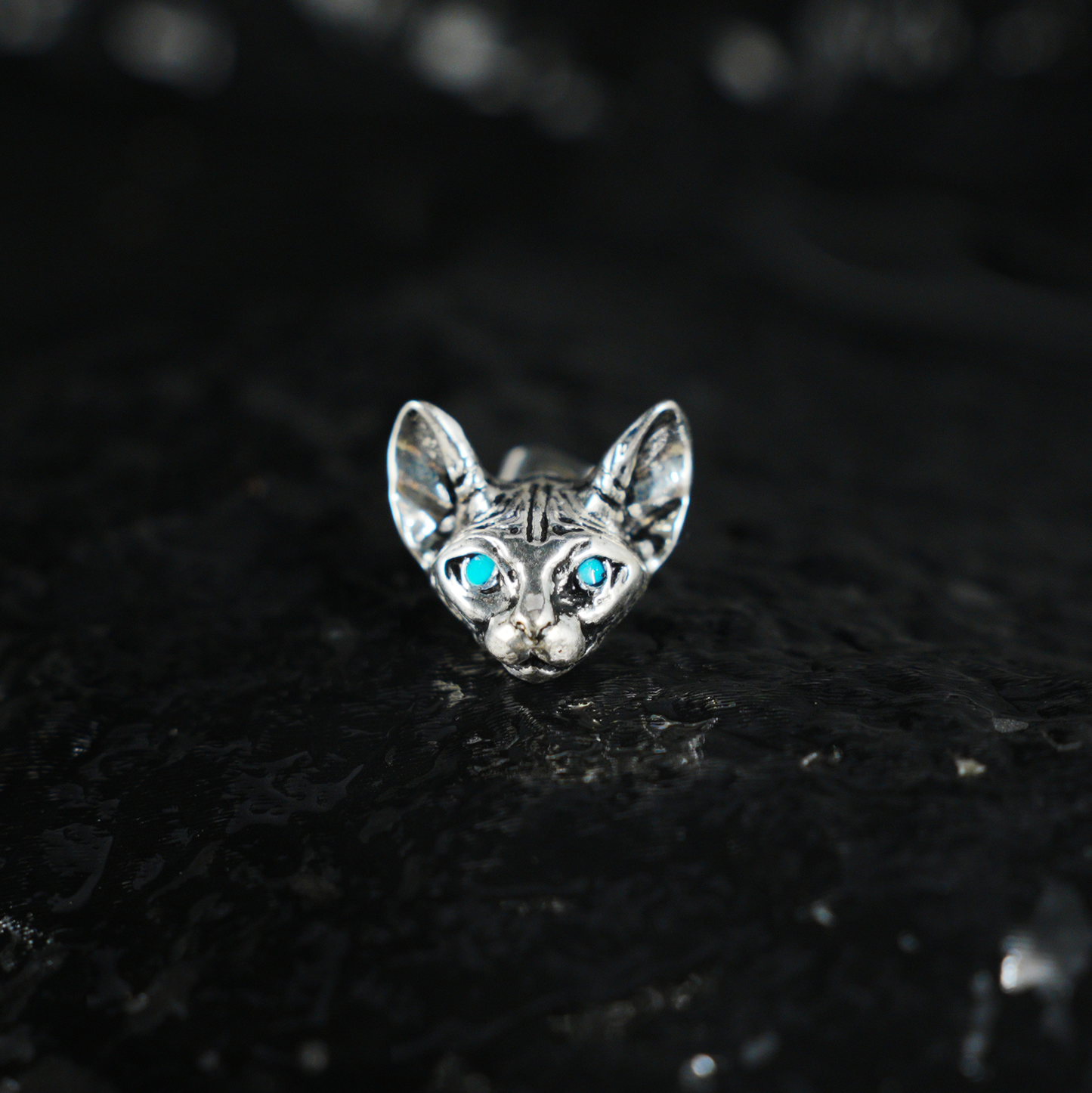 Mystischer Katzen-Ohrstecker mit blauen Augen | Spiritueller Tiertotem-Schmuck | Gothic-Geschenk für Haustierliebhaber