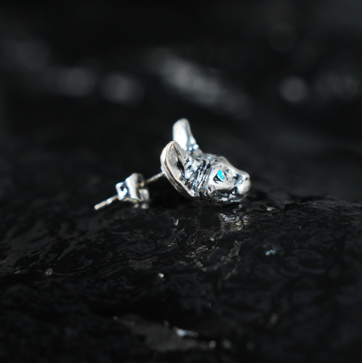 Mystischer Katzen-Ohrstecker mit blauen Augen | Spiritueller Tiertotem-Schmuck | Gothic-Geschenk für Haustierliebhaber