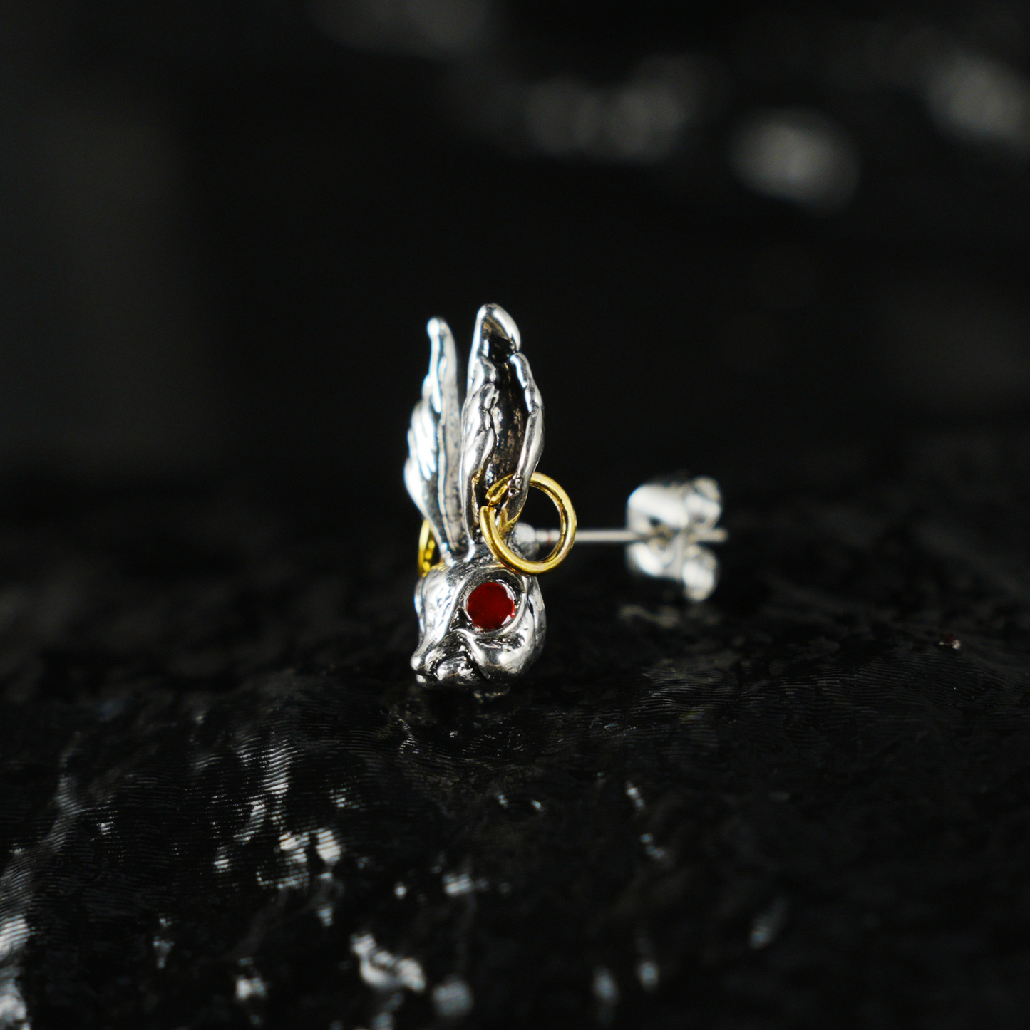 Gothic Bunny Ohrstecker, Hasenkopf Ohrstecker mit roten Augen und goldenen Creolendetails, Punk Totem Schmuck für Männer und Frauen