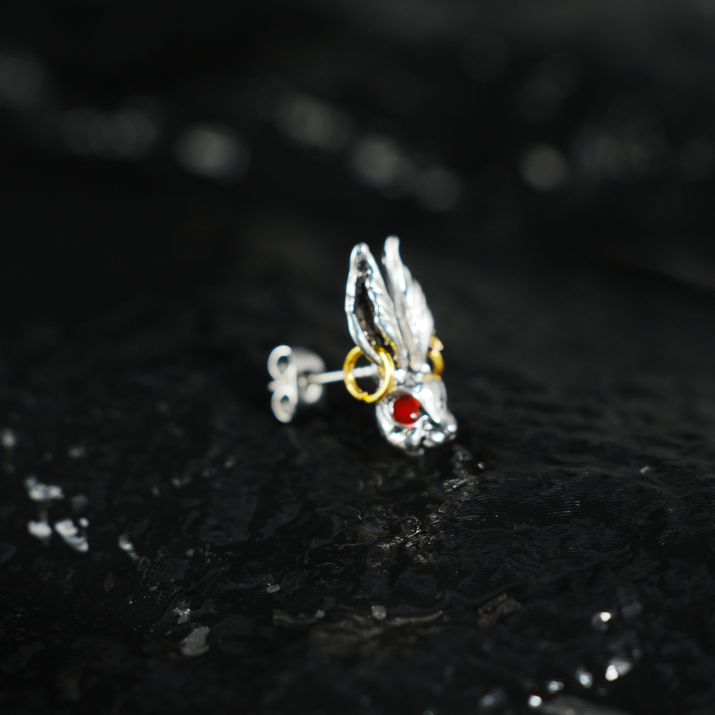 Gothic Bunny Ohrstecker, Hasenkopf Ohrstecker mit roten Augen und goldenen Creolendetails, Punk Totem Schmuck für Männer und Frauen