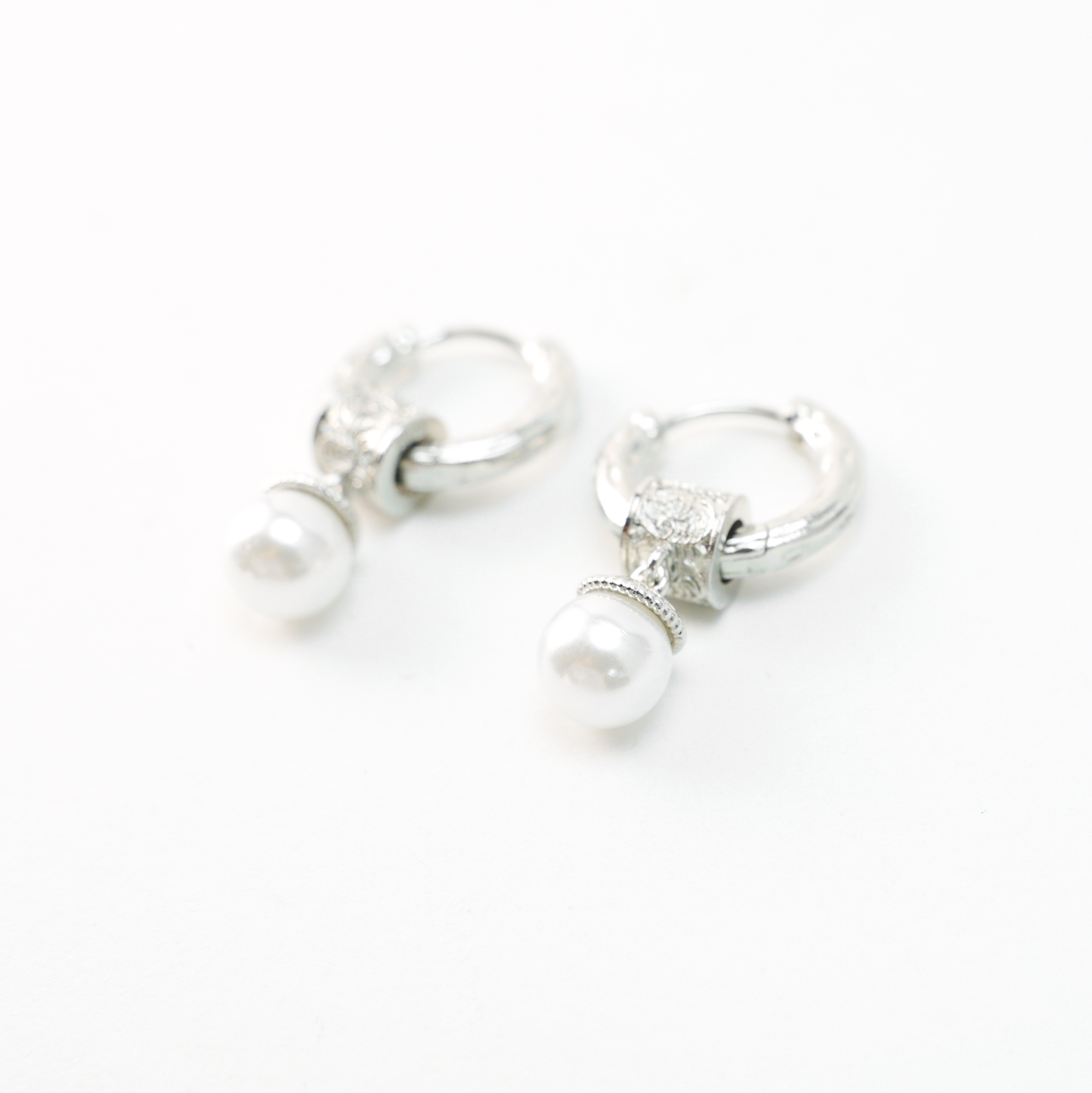 Strukturierte Silber Creolen mit Perlentropfen | Minimalistisches Retro-Design
