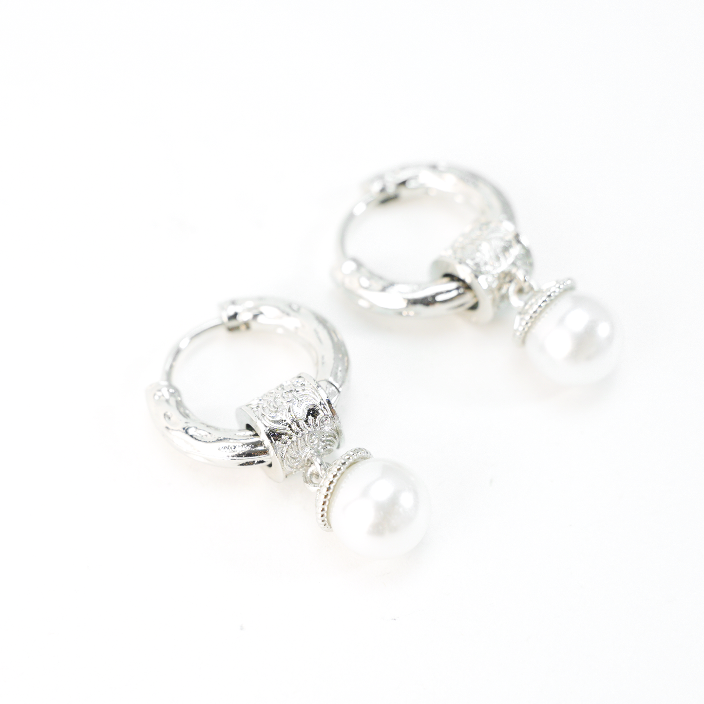 Strukturierte Silber Creolen mit Perlentropfen | Minimalistisches Retro-Design