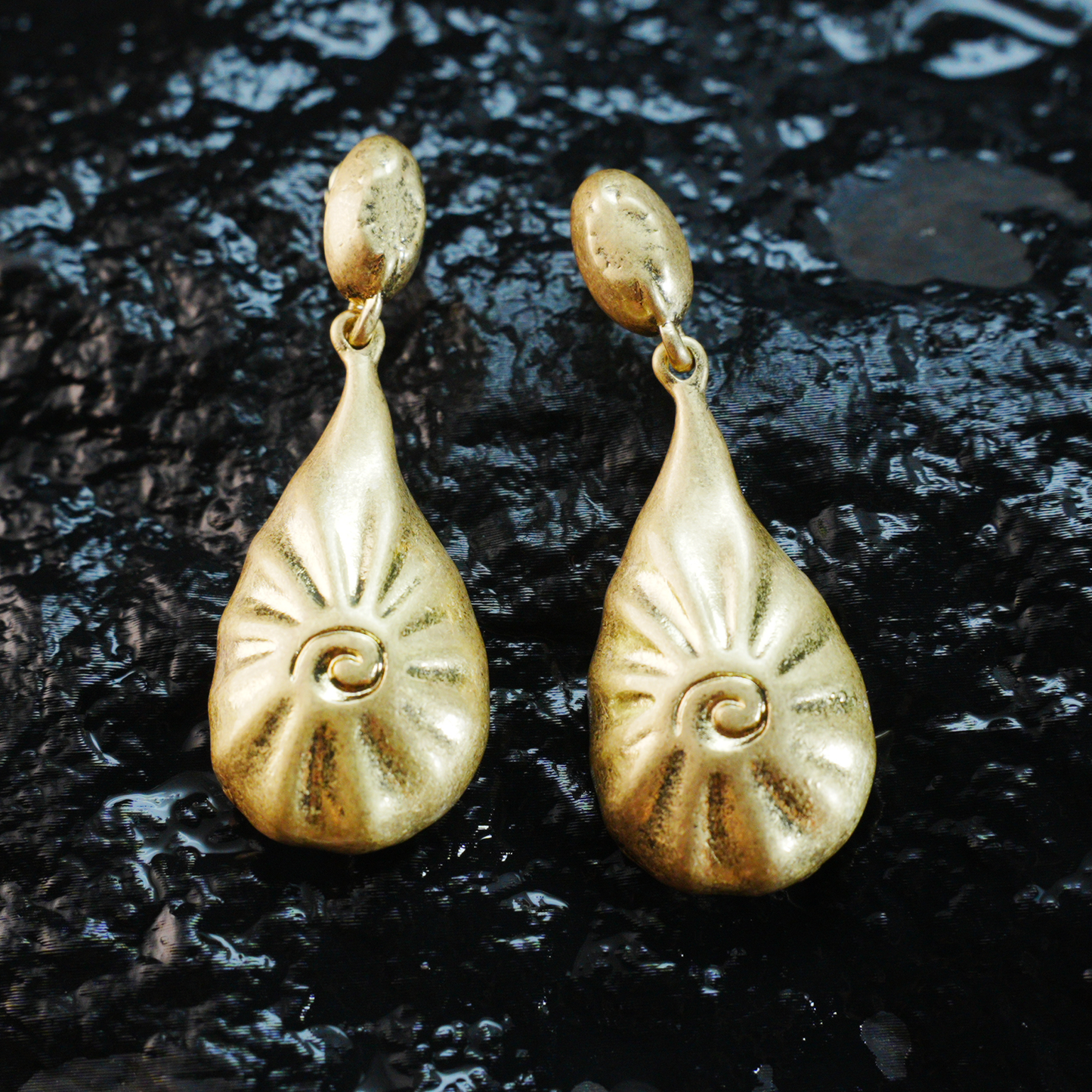 Totem Spiral Ohrstecker | Vintage Gold Textur Handgefertigte Ohrringe | Weibliche Energie Sonne Amulett Stil