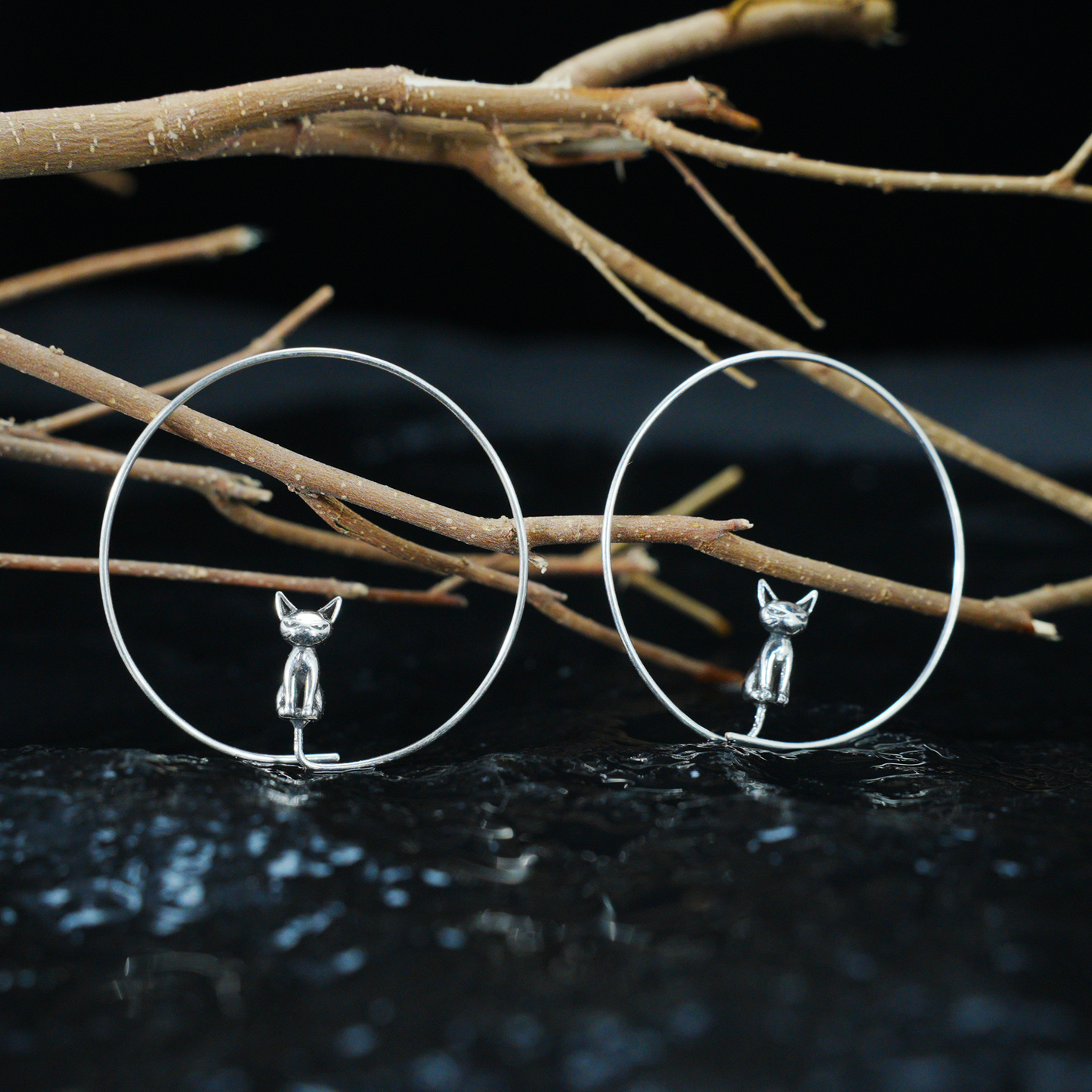 Minimalistische Zwillingskatzen-Creolen – Gedenkschmuck für Paare