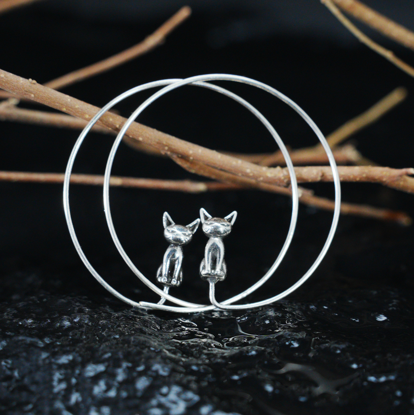 Minimalistische Zwillingskatzen-Creolen – Gedenkschmuck für Paare