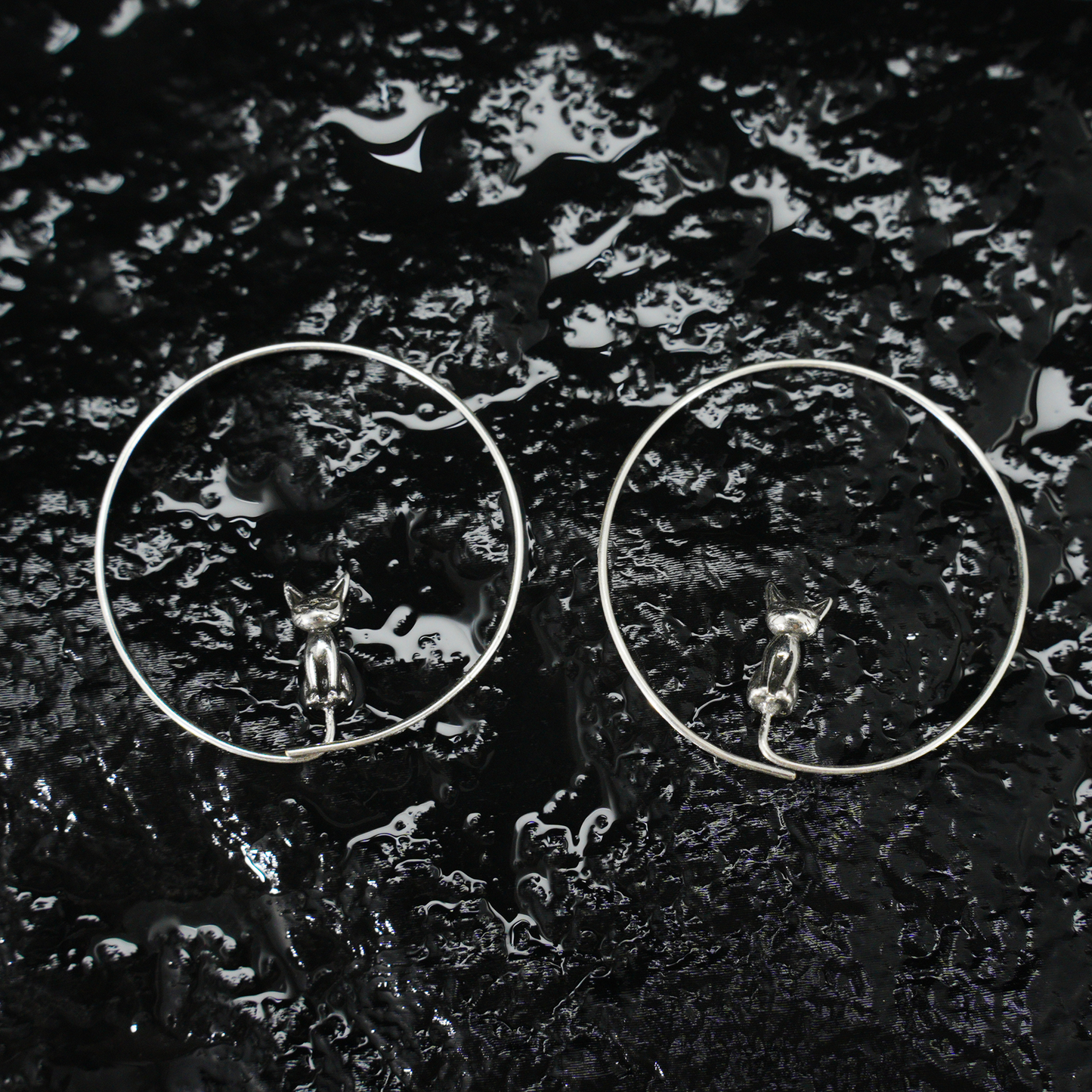 Minimalistische Zwillingskatzen-Creolen – Gedenkschmuck für Paare
