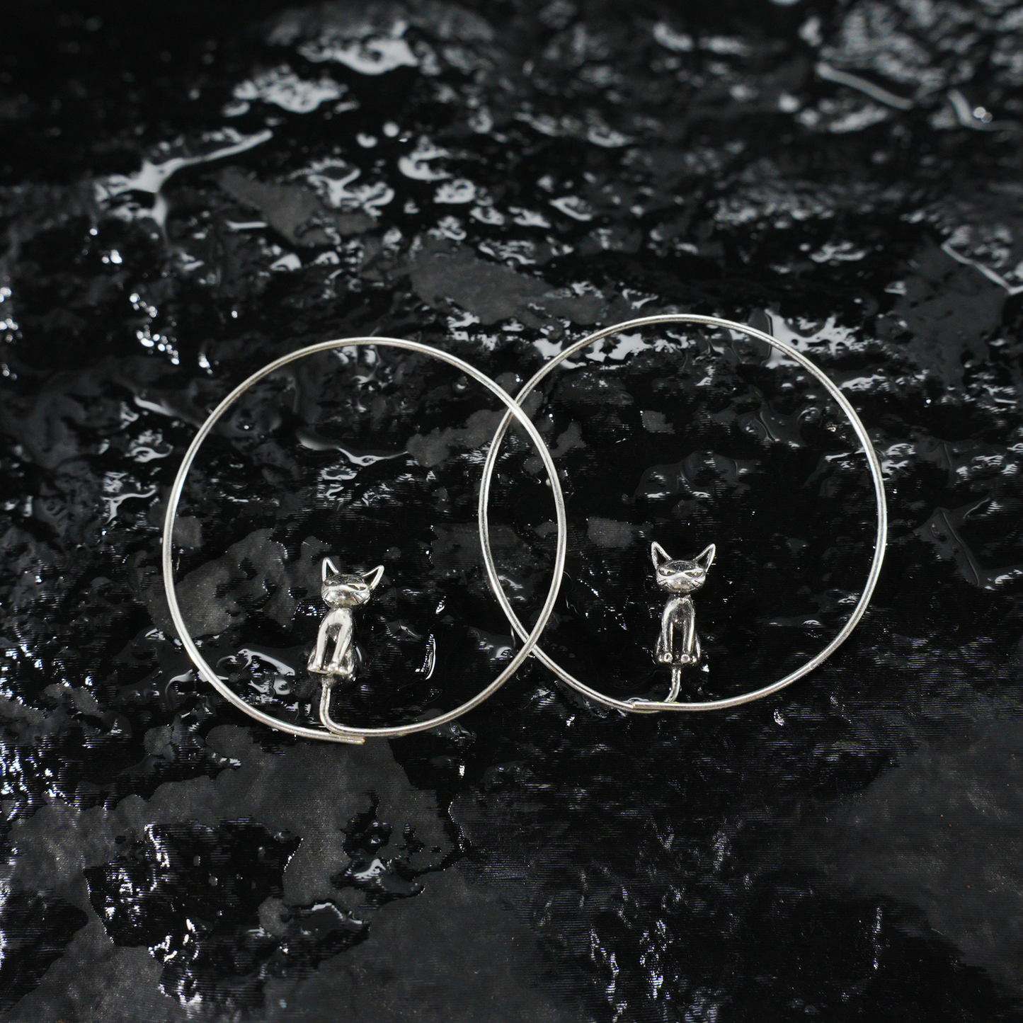 Minimalistische Zwillingskatzen-Creolen – Gedenkschmuck für Paare