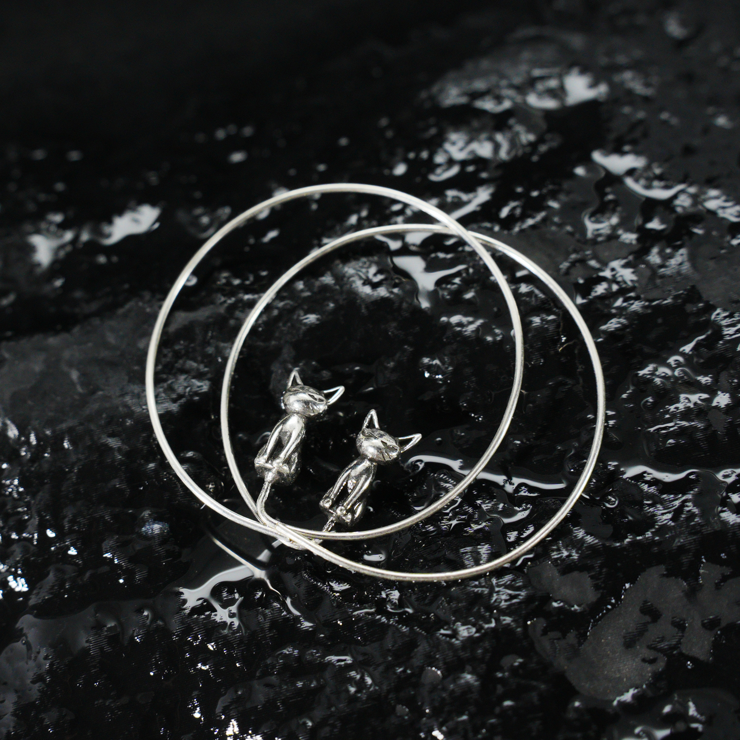Minimalistische Zwillingskatzen-Creolen – Gedenkschmuck für Paare