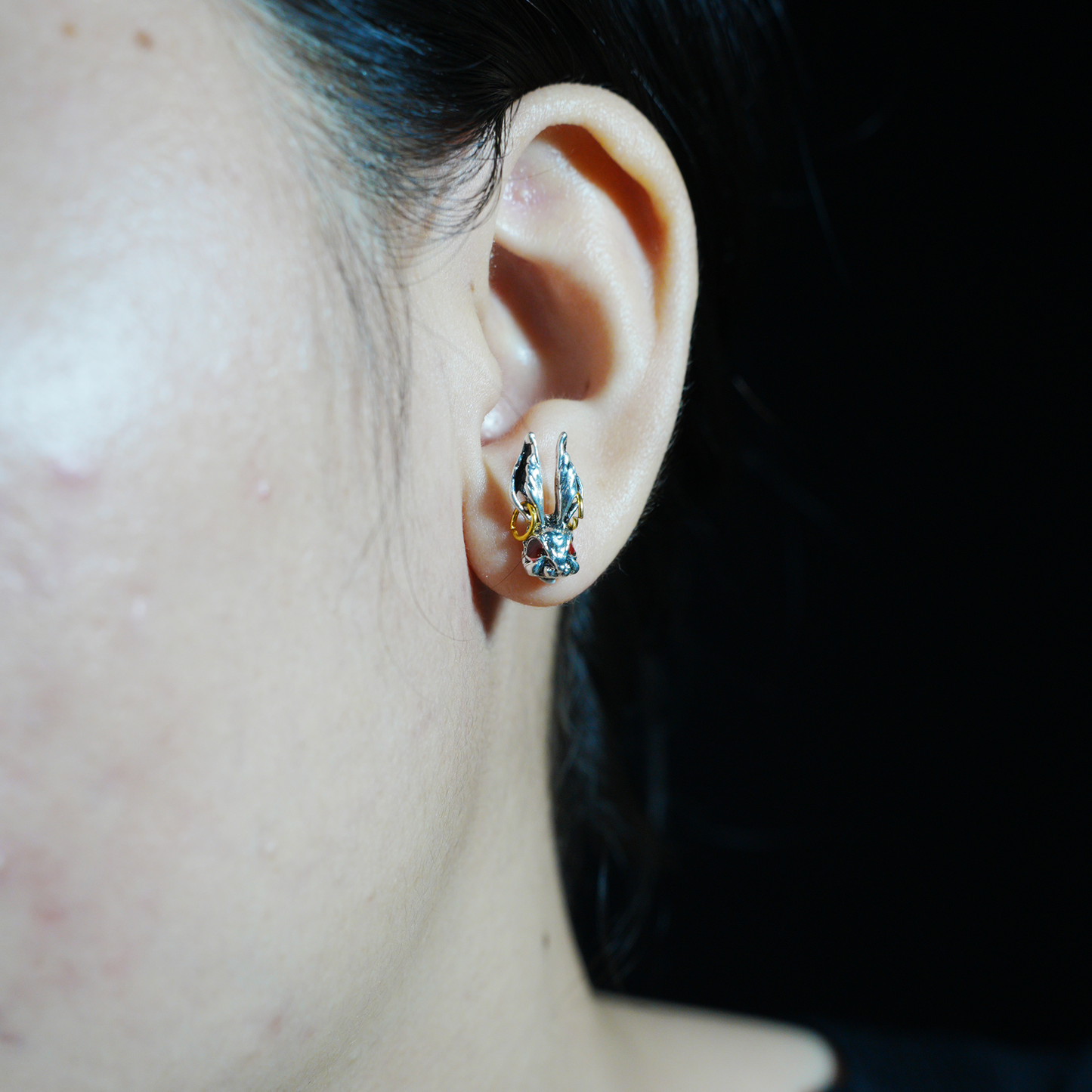 Gothic Bunny Ohrstecker, Hasenkopf Ohrstecker mit roten Augen und goldenen Creolendetails, Punk Totem Schmuck für Männer und Frauen