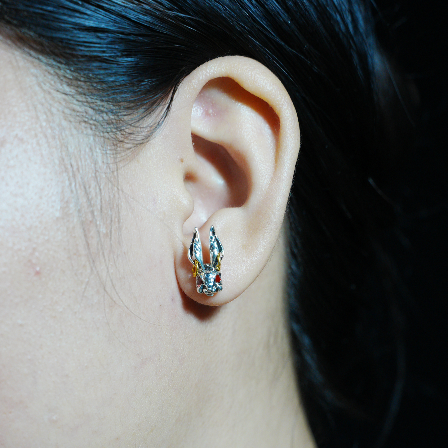 Gothic Bunny Ohrstecker, Hasenkopf Ohrstecker mit roten Augen und goldenen Creolendetails, Punk Totem Schmuck für Männer und Frauen