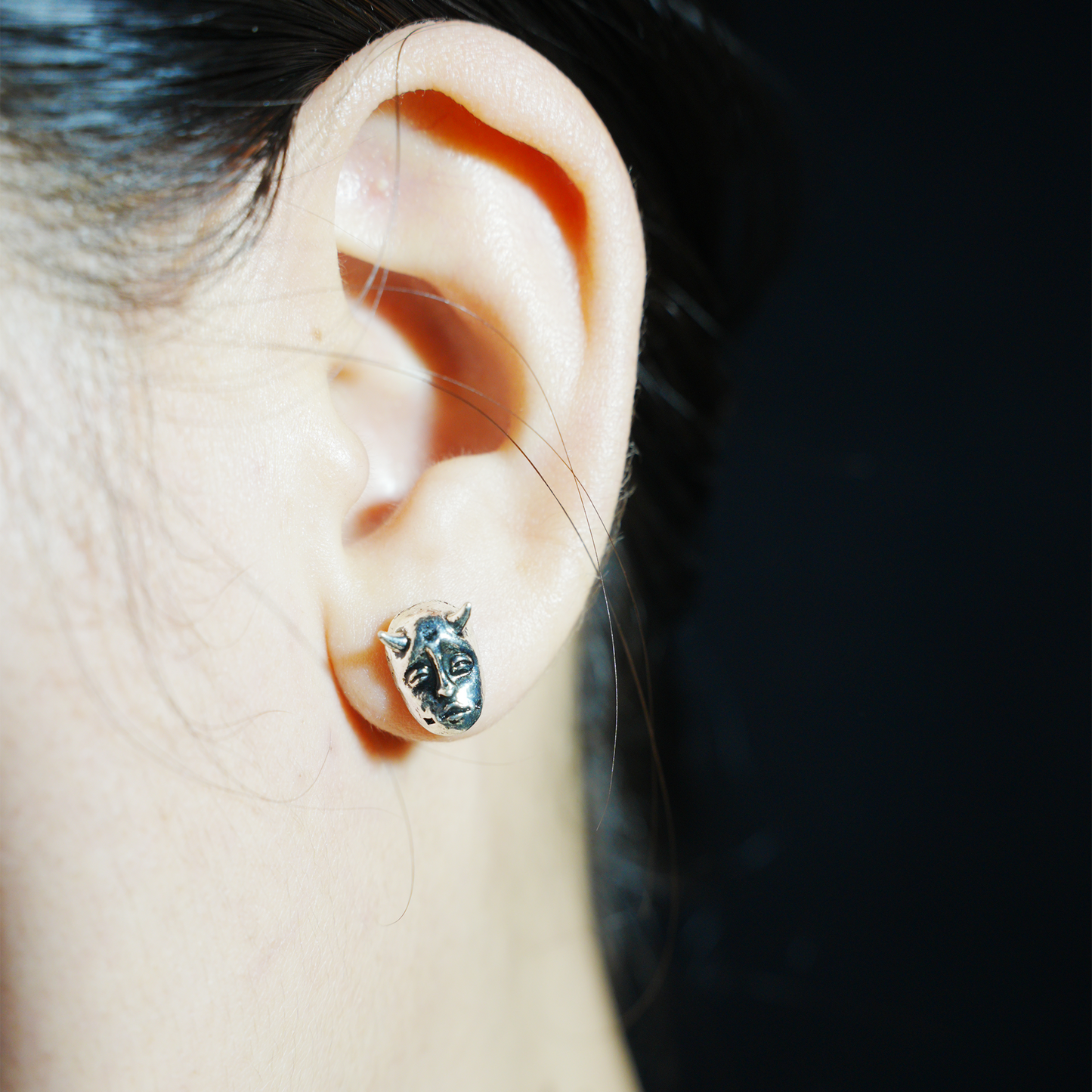 Gothic Demon Mask Earring with Sad Face Carving, Punk Style Emotional Amulet, Artistic Single Stud for Symbolic Wear