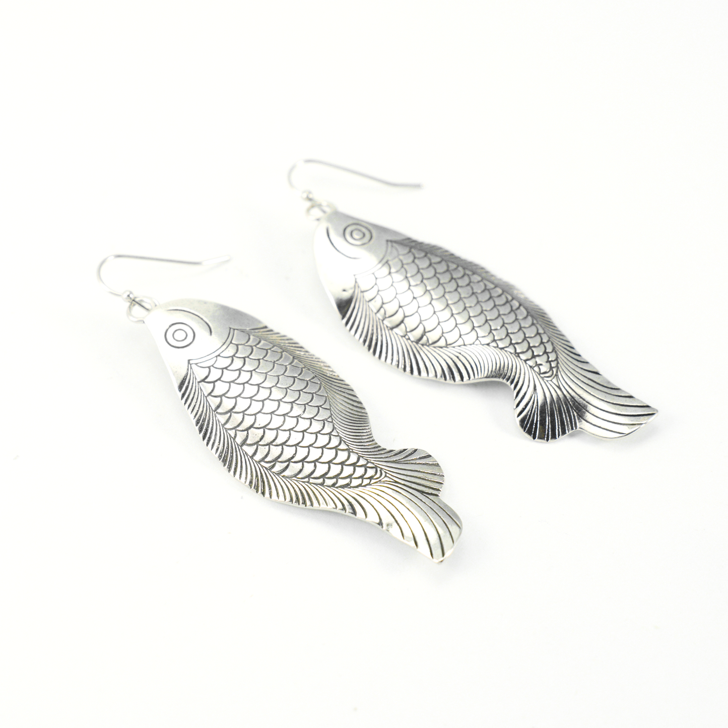 Fisch Tropfen Ohrringe, Handgefertigter Schmuck im Ethno Stil, Vintage Geschnitztes Fisch Design, spirituelles Symbol Geschenk für Sie