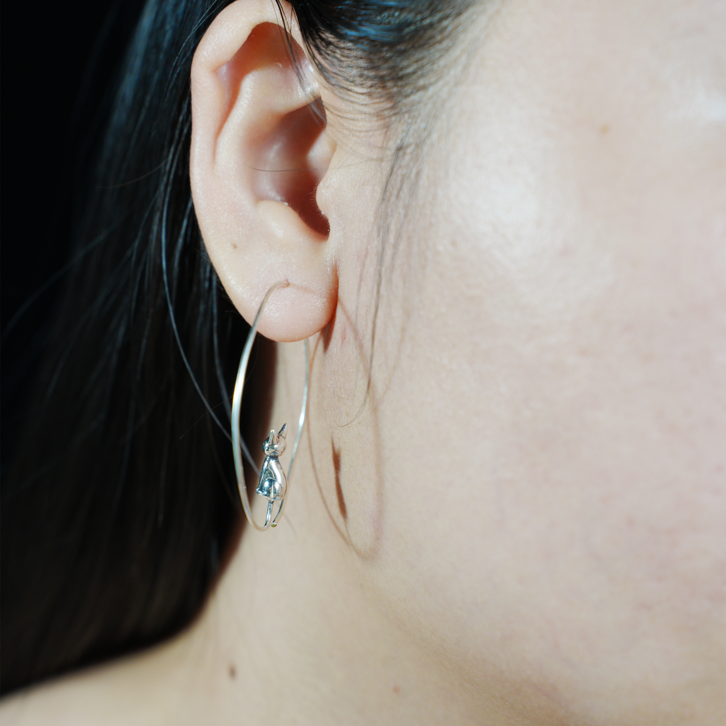 Minimalistische Zwillingskatzen-Creolen – Gedenkschmuck für Paare