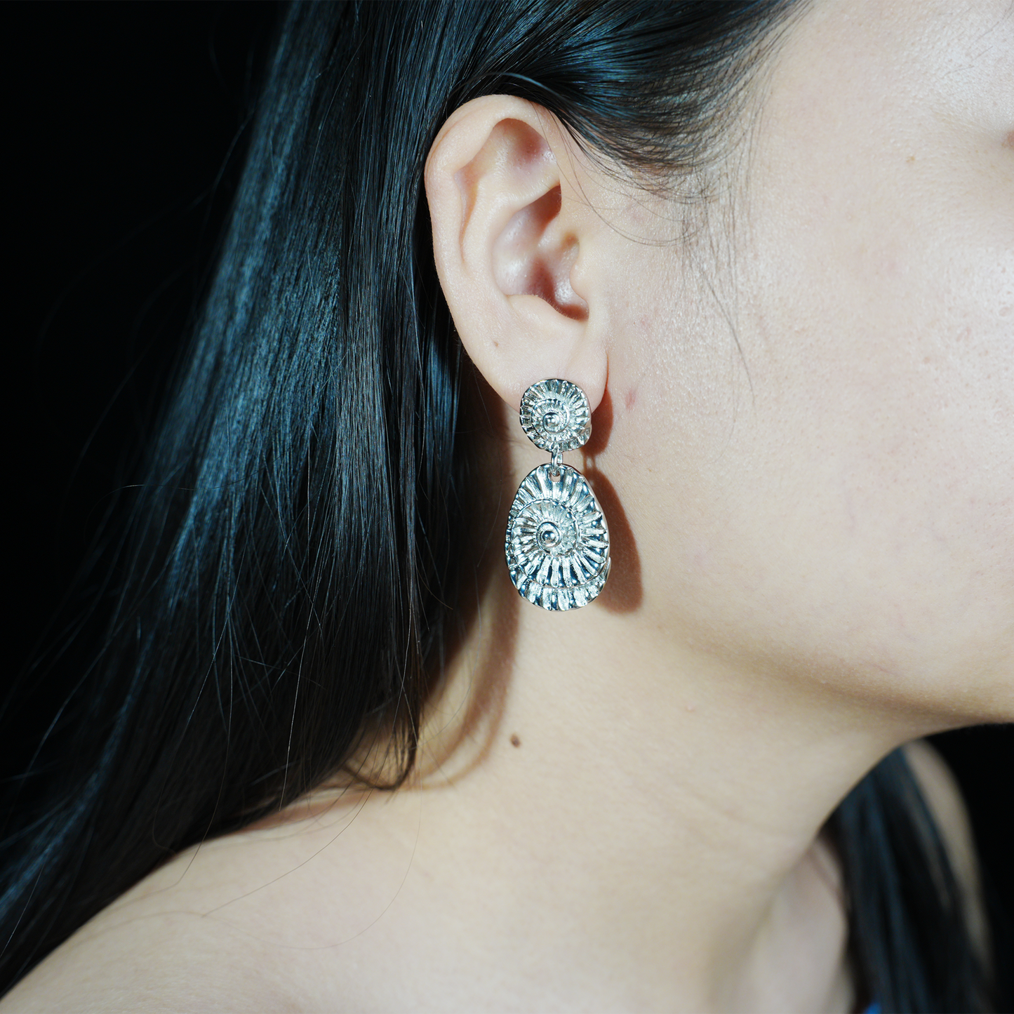 Spiralförmige Tropfen Ohrringe, Fossil Ammonit inspirierter Schmuck, Geschenk für Frauen