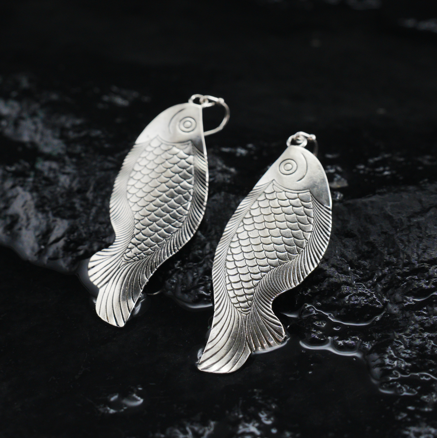 Fisch Tropfen Ohrringe, Handgefertigter Schmuck im Ethno Stil, Vintage Geschnitztes Fisch Design, spirituelles Symbol Geschenk für Sie
