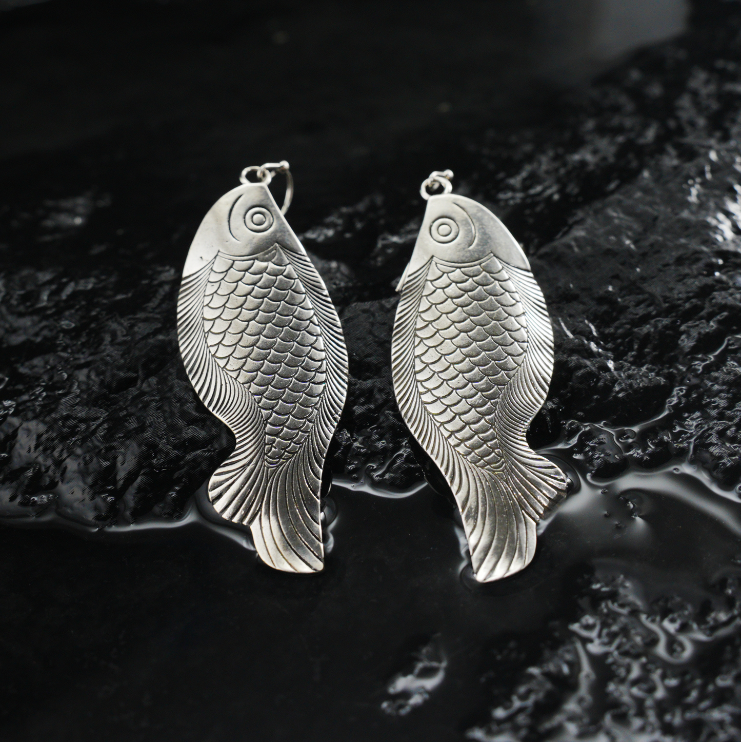 Fisch Tropfen Ohrringe, Handgefertigter Schmuck im Ethno Stil, Vintage Geschnitztes Fisch Design, spirituelles Symbol Geschenk für Sie